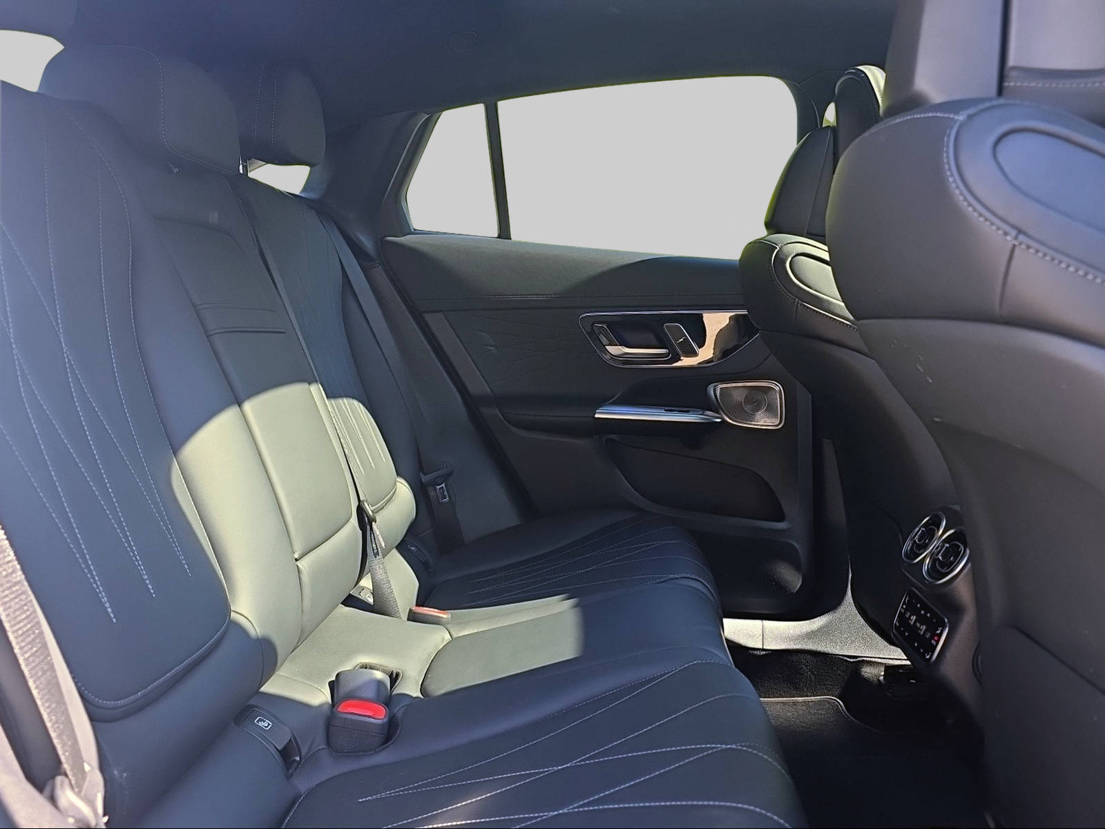 MERCEDES-BENZ GLC 300 4Matic AMG Line 9G-Tronic-image-17