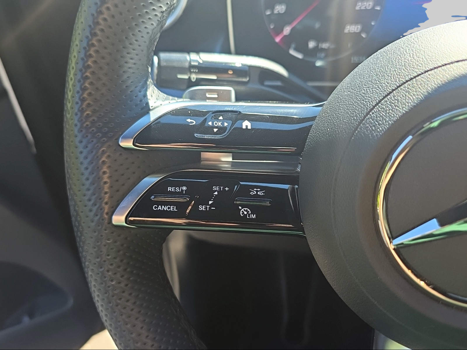 MERCEDES-BENZ GLC 300 4Matic AMG Line 9G-Tronic-image-13