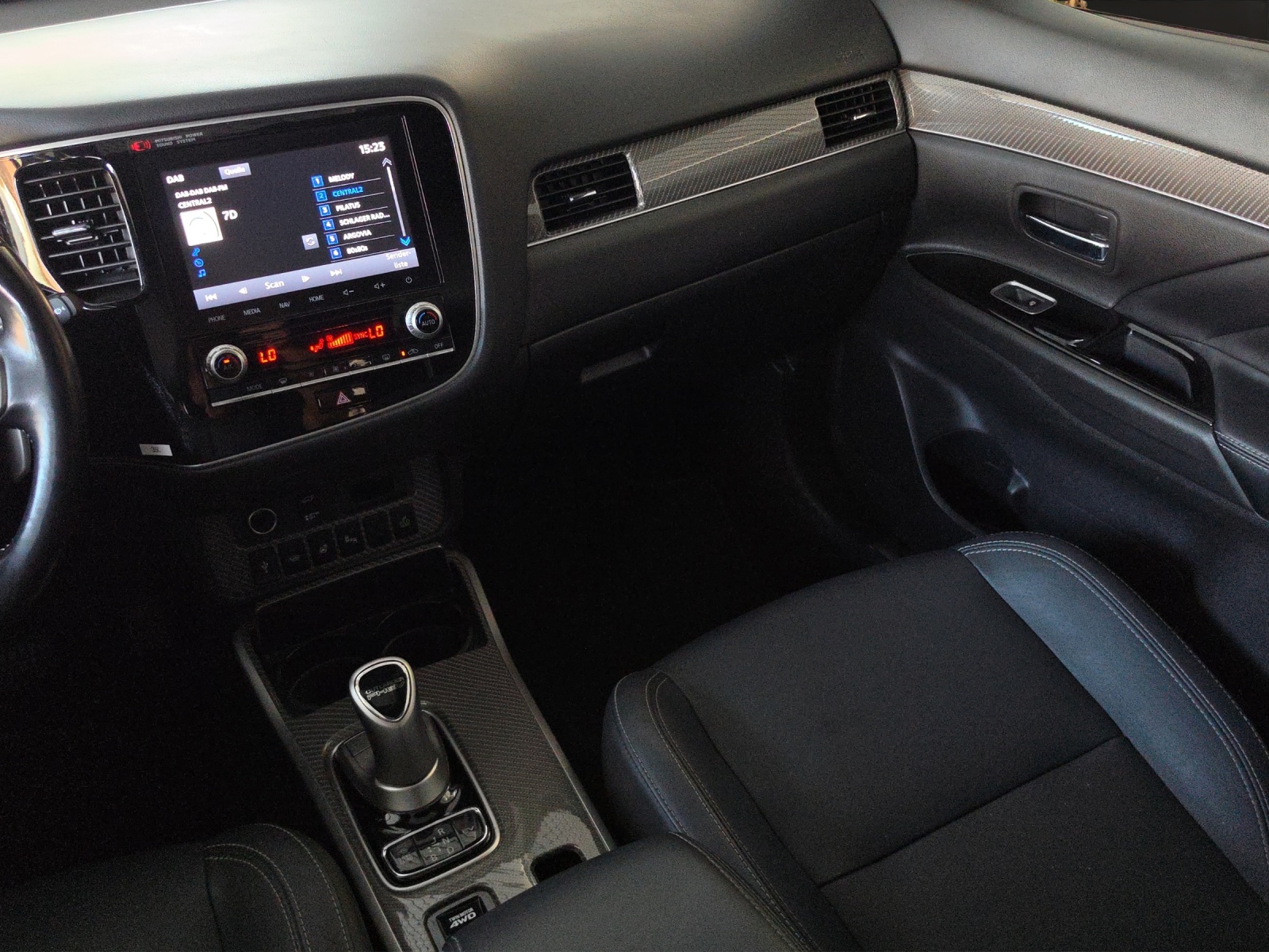 MITSUBISHI Outlander 2.4 PHEV Diamond 4WD Automatic-image-13