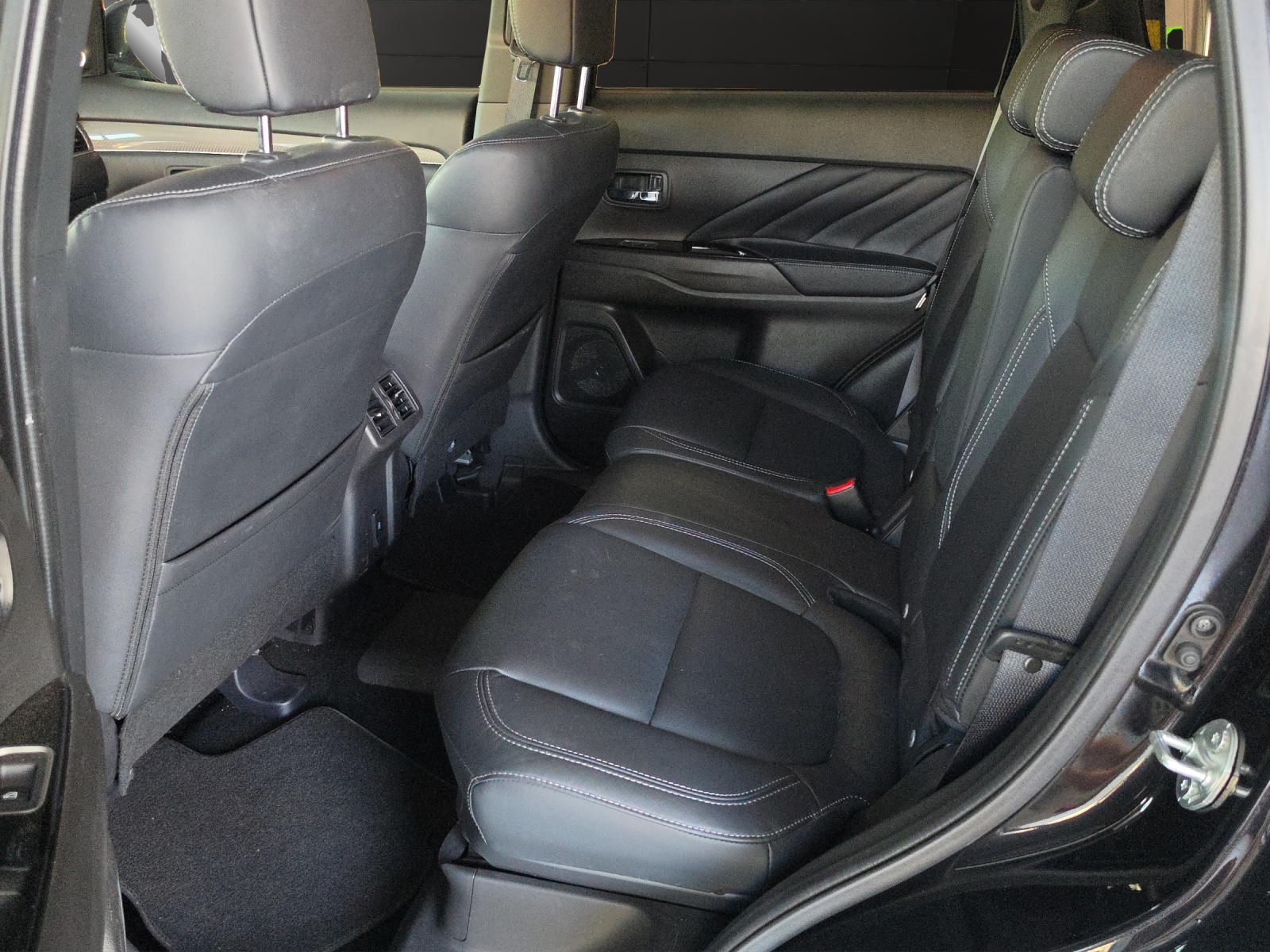 MITSUBISHI Outlander 2.4 PHEV Diamond 4WD Automatic-image-11
