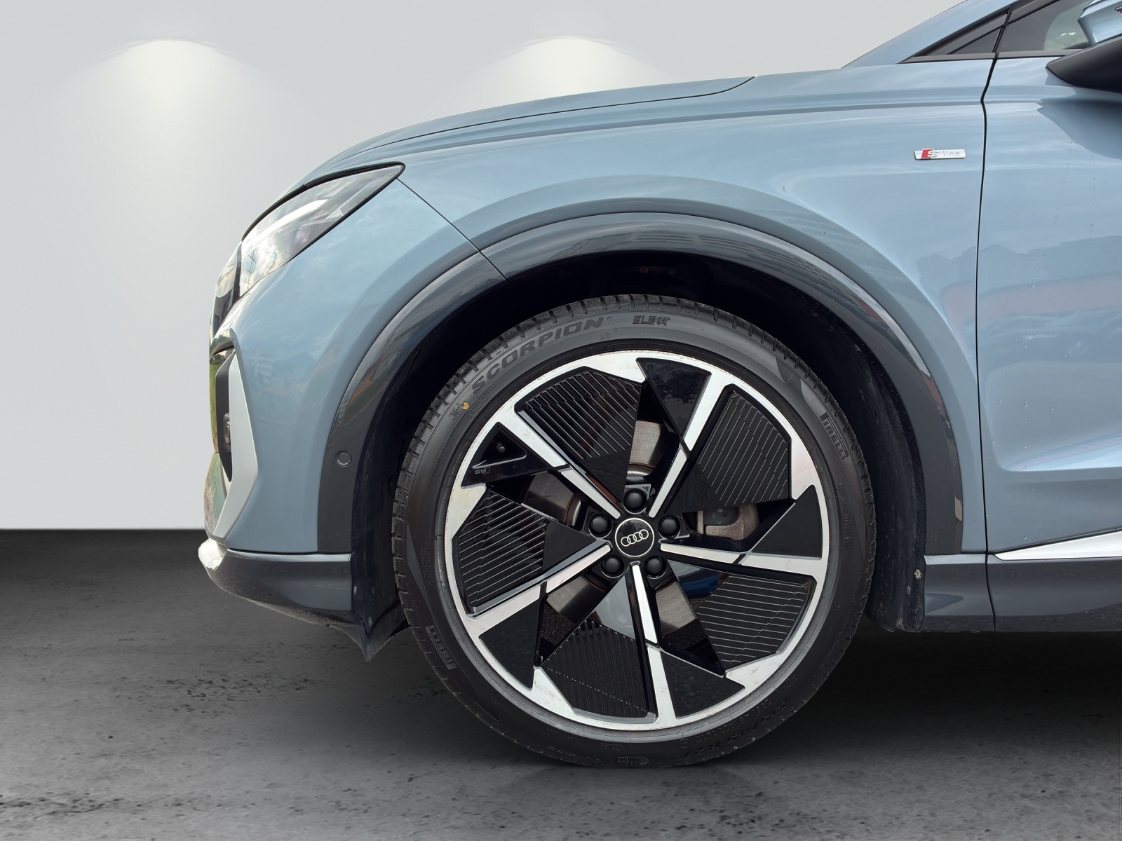 AUDI Q4 e-tron 45 quattro-image-10