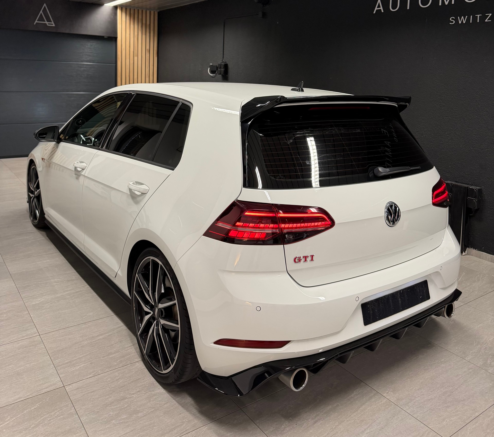 VW Golf 2.0 TSI GTI Performance DSG-image-2