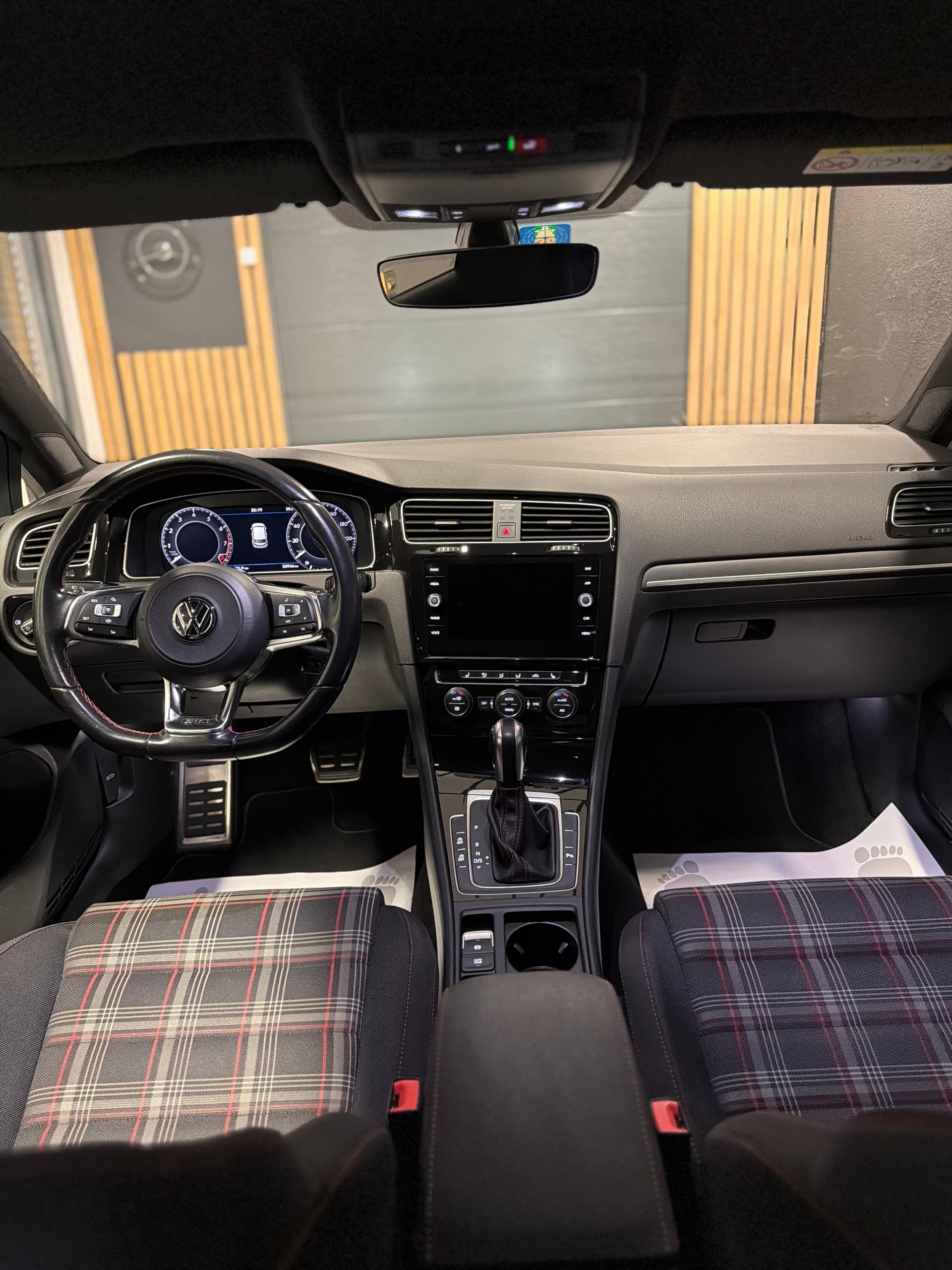 VW Golf 2.0 TSI GTI Performance DSG-image-11
