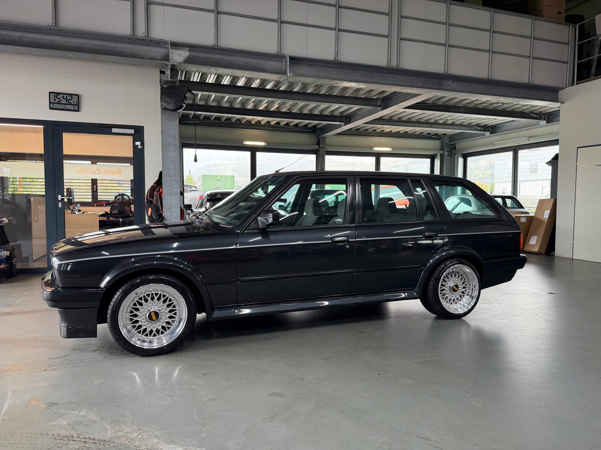 BMW 325iX A Touring-image-2