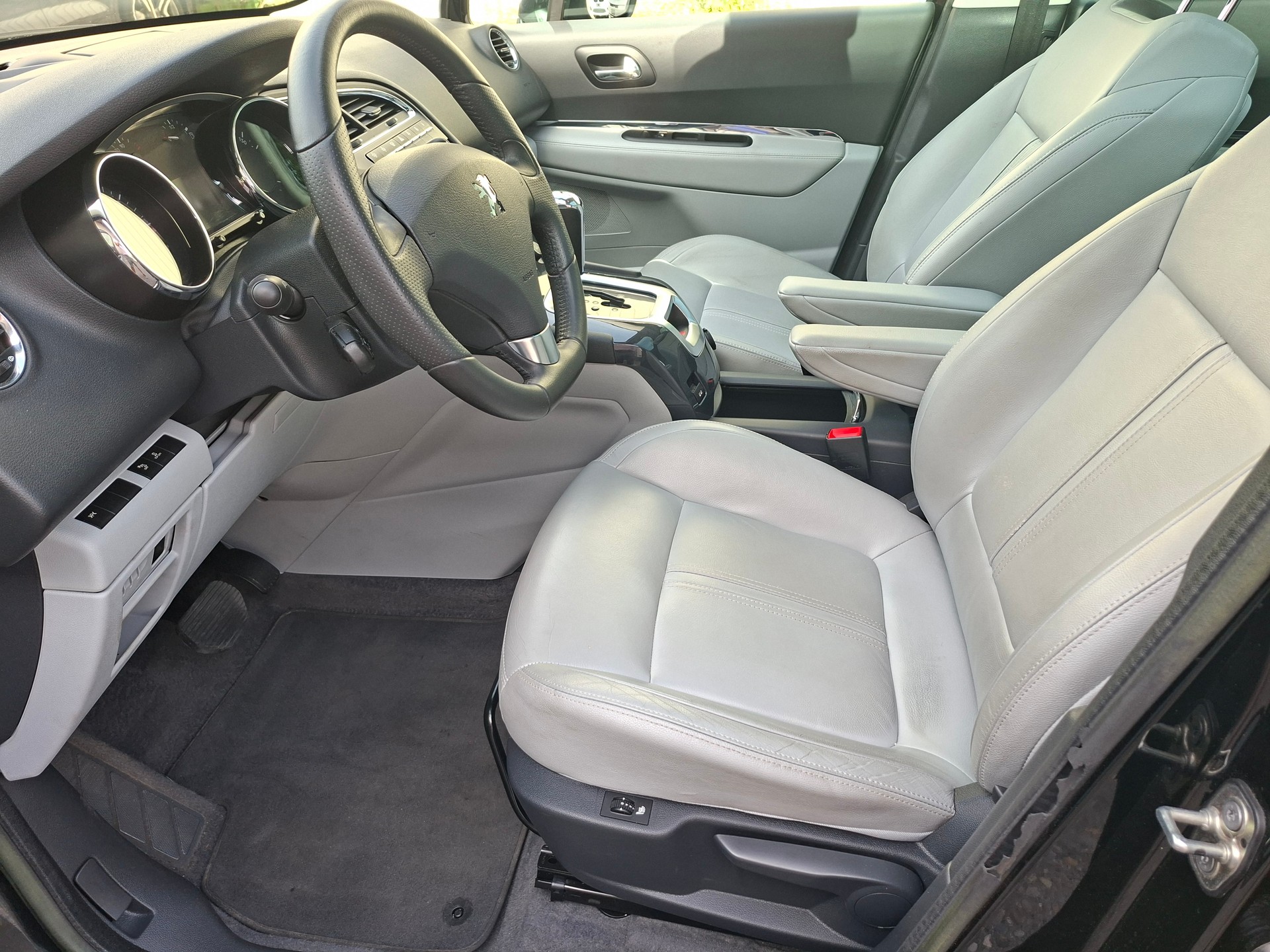 PEUGEOT 5008 1.6 16V T Sport Pack Automatic-image-6