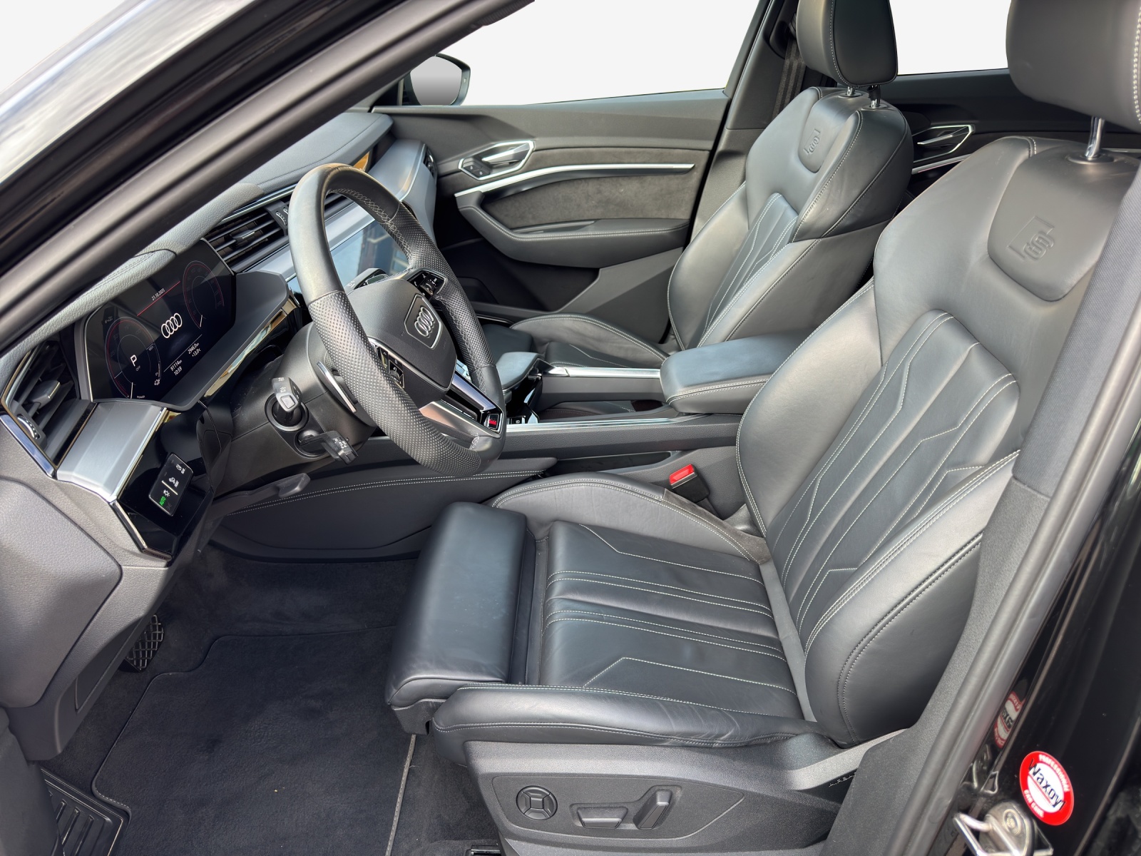AUDI e-tron 55 Sportback S Line quattro-image-8
