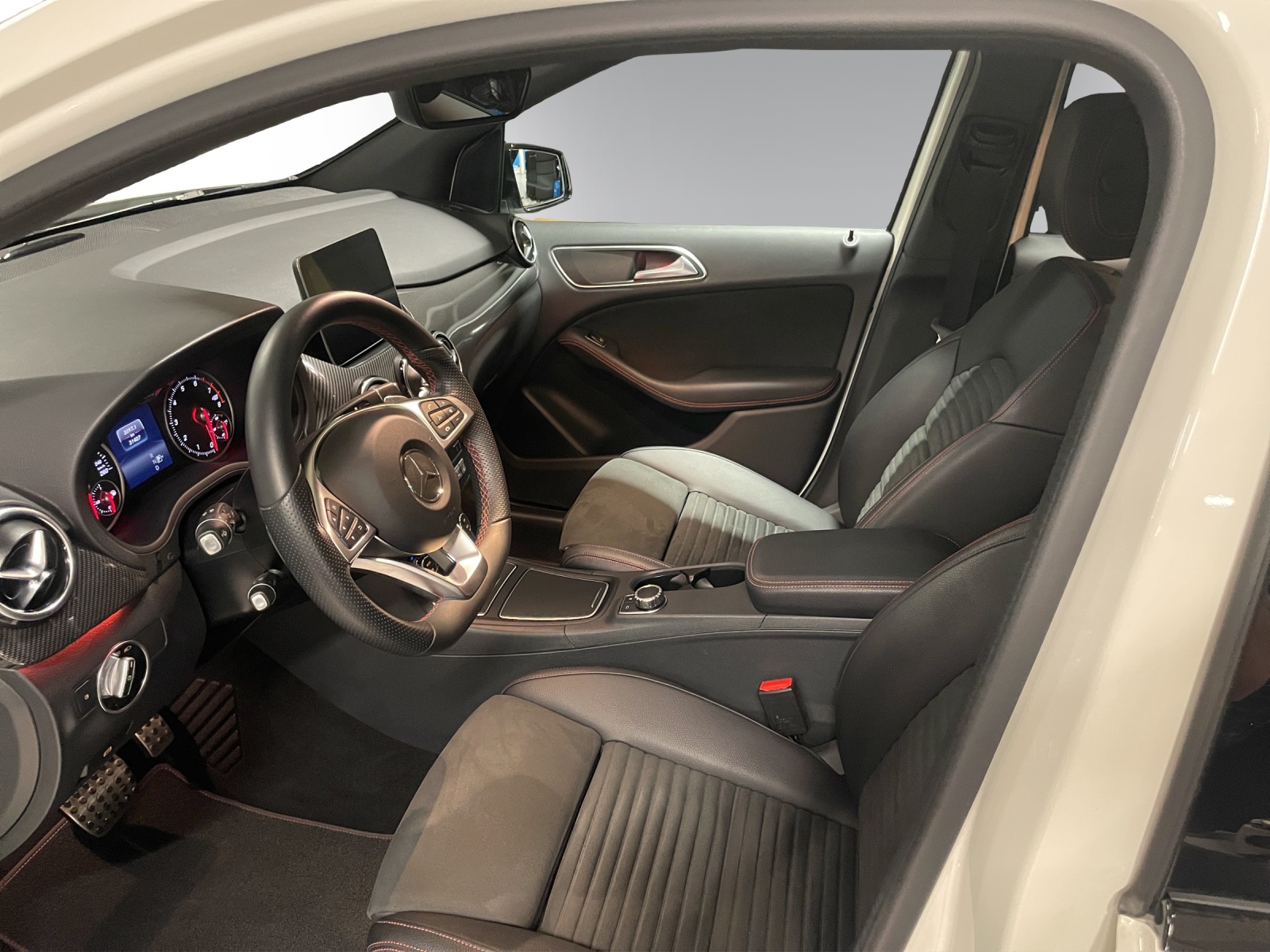 MERCEDES-BENZ B 220 AMG Line 4Matic 7G-DCT-image-8
