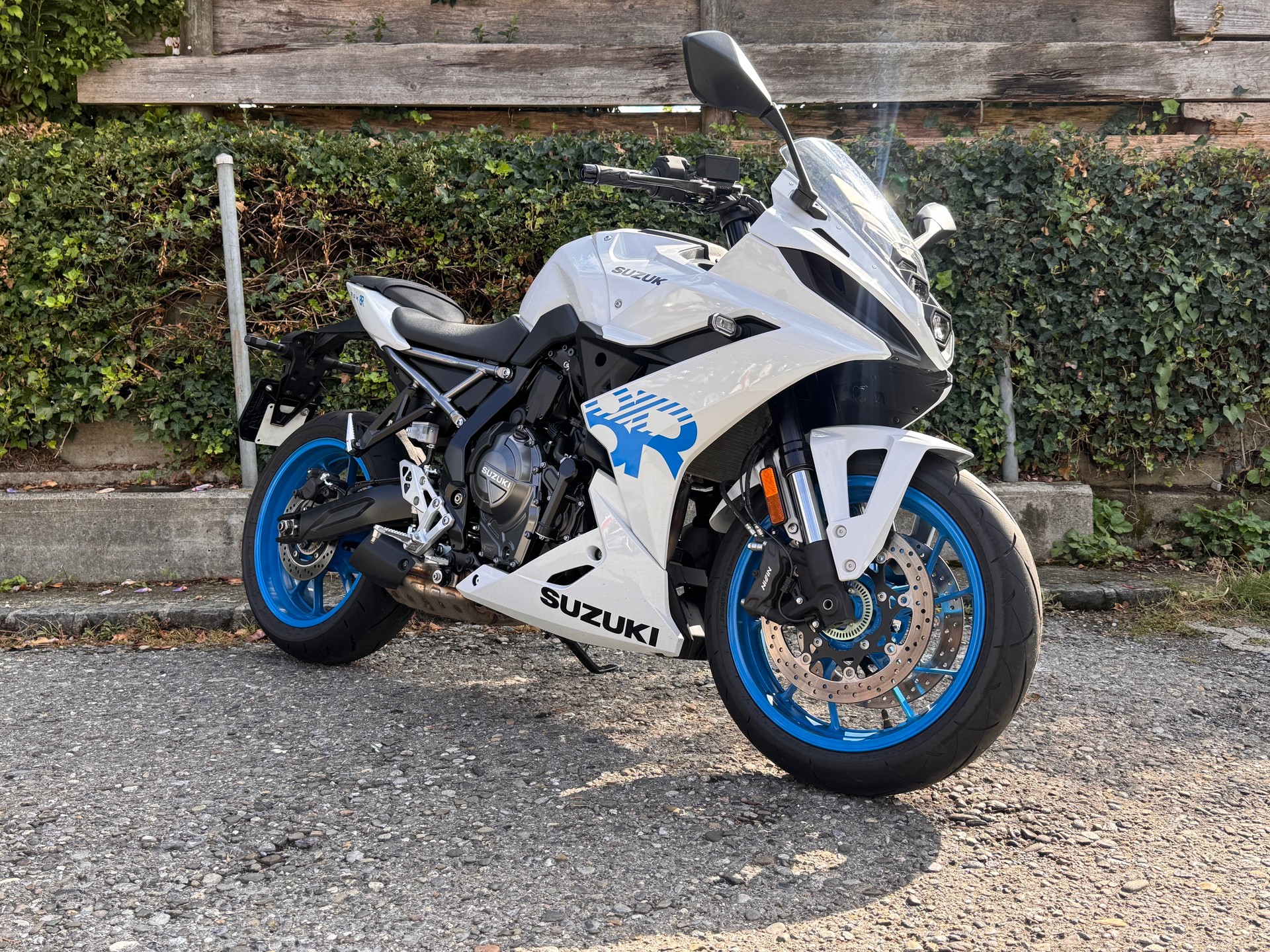 SUZUKI GSX-8R-showroom-element-2