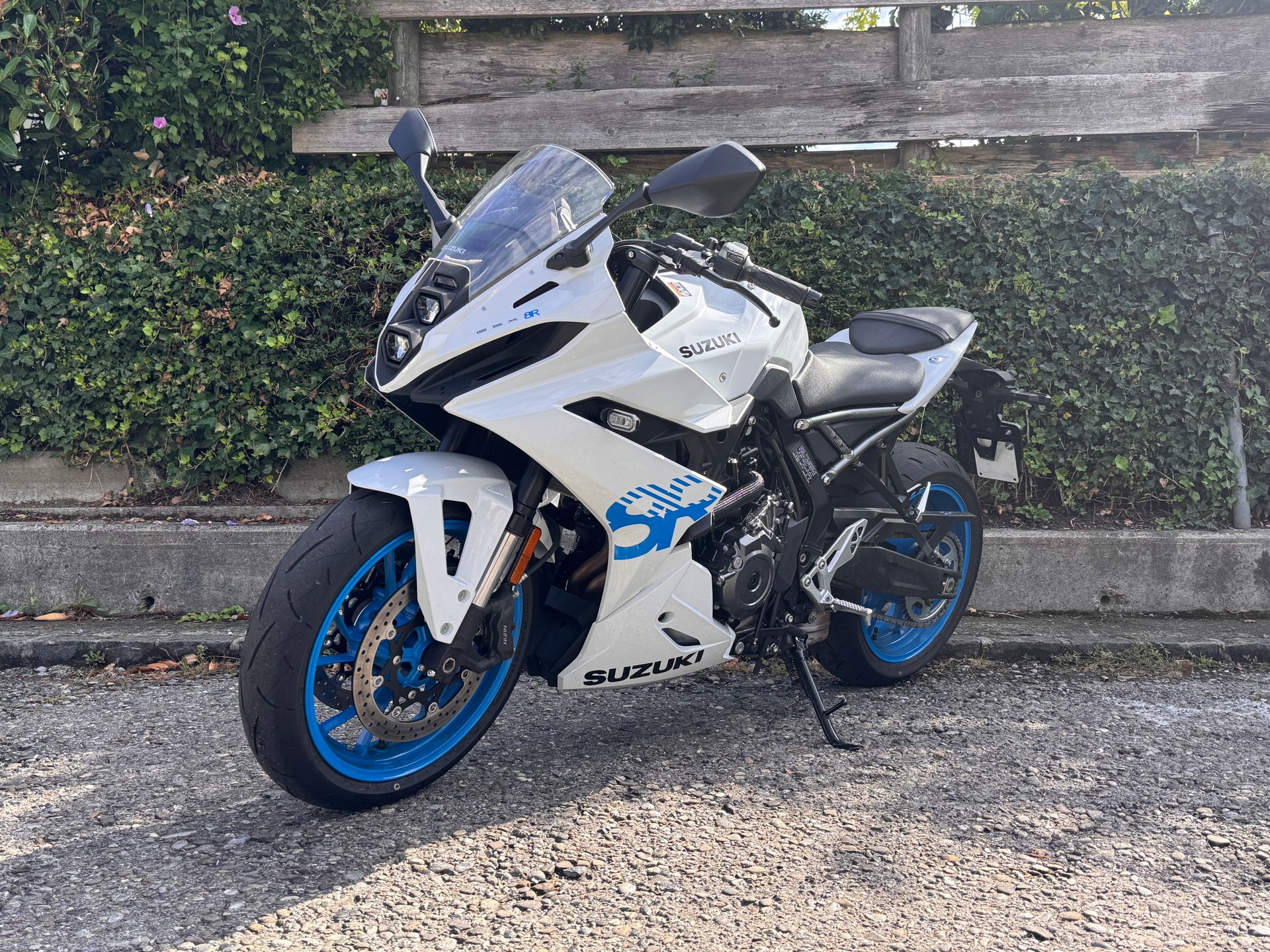SUZUKI GSX-8R-showroom-element-1