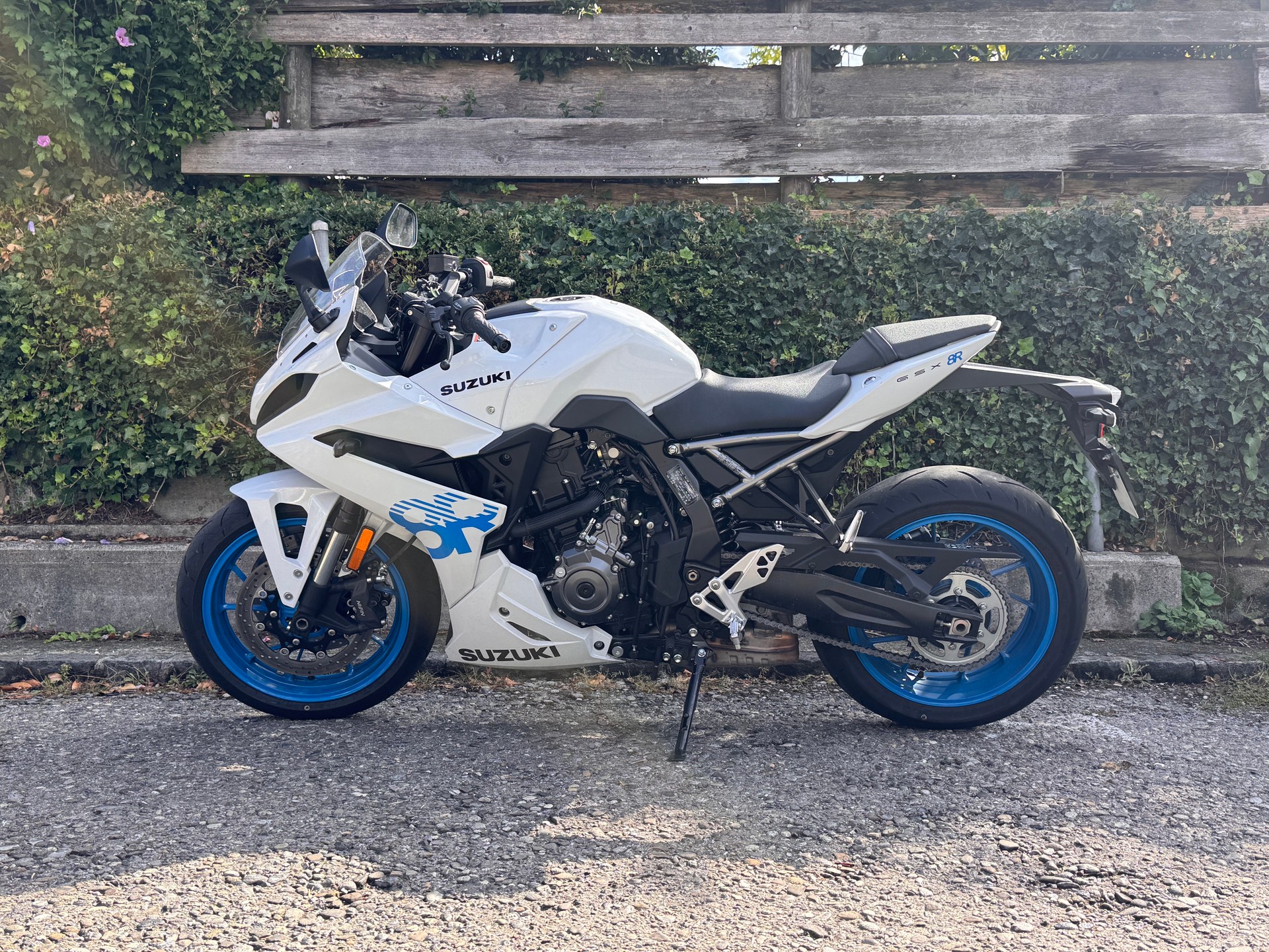 SUZUKI GSX-8R