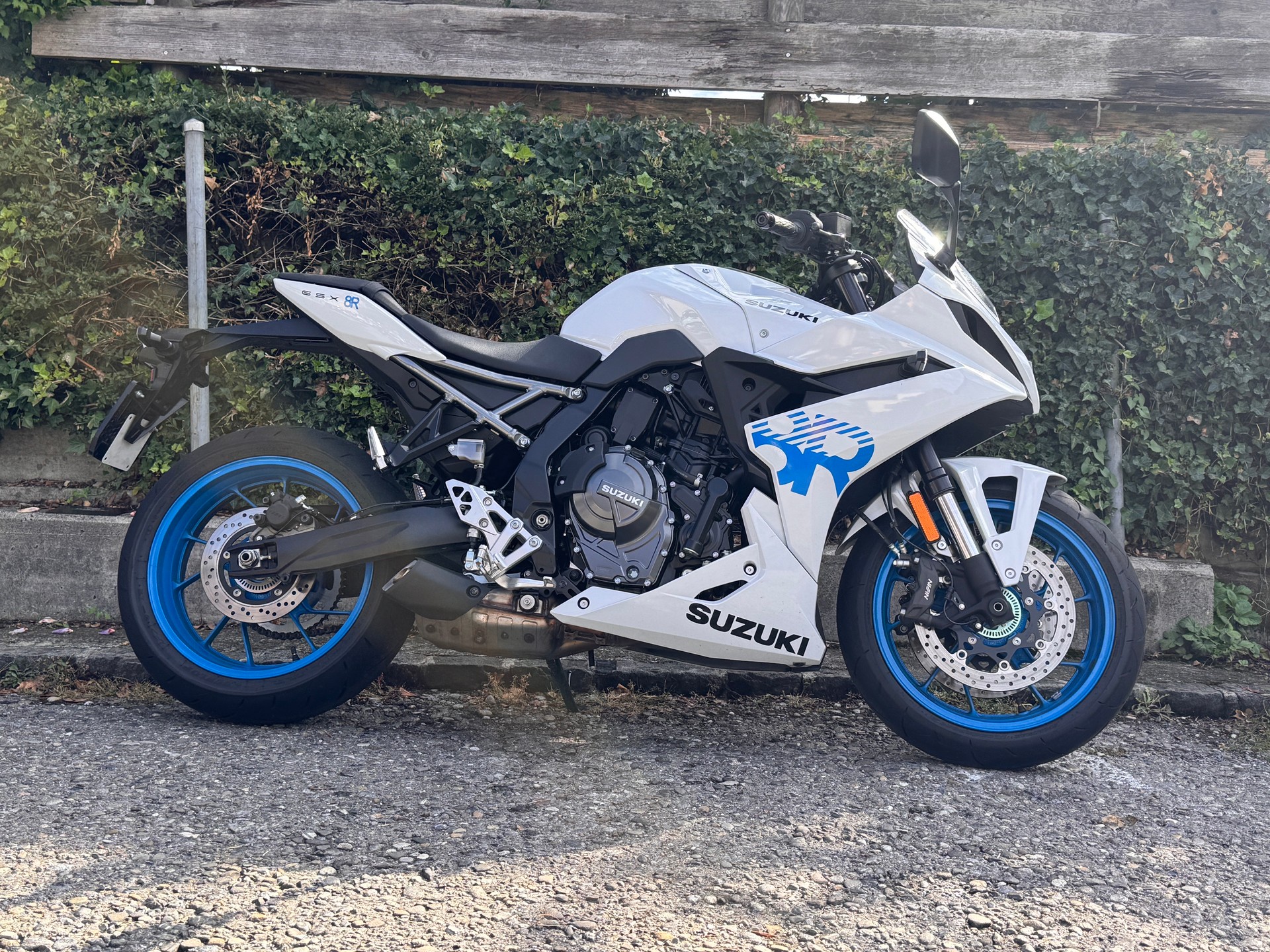 SUZUKI GSX-8R-showroom-element-3