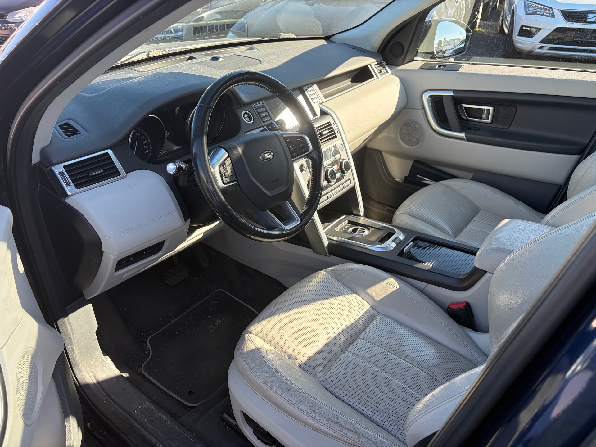 LAND ROVER Discovery Sport 2.0 TD4 SE AT9-image-9