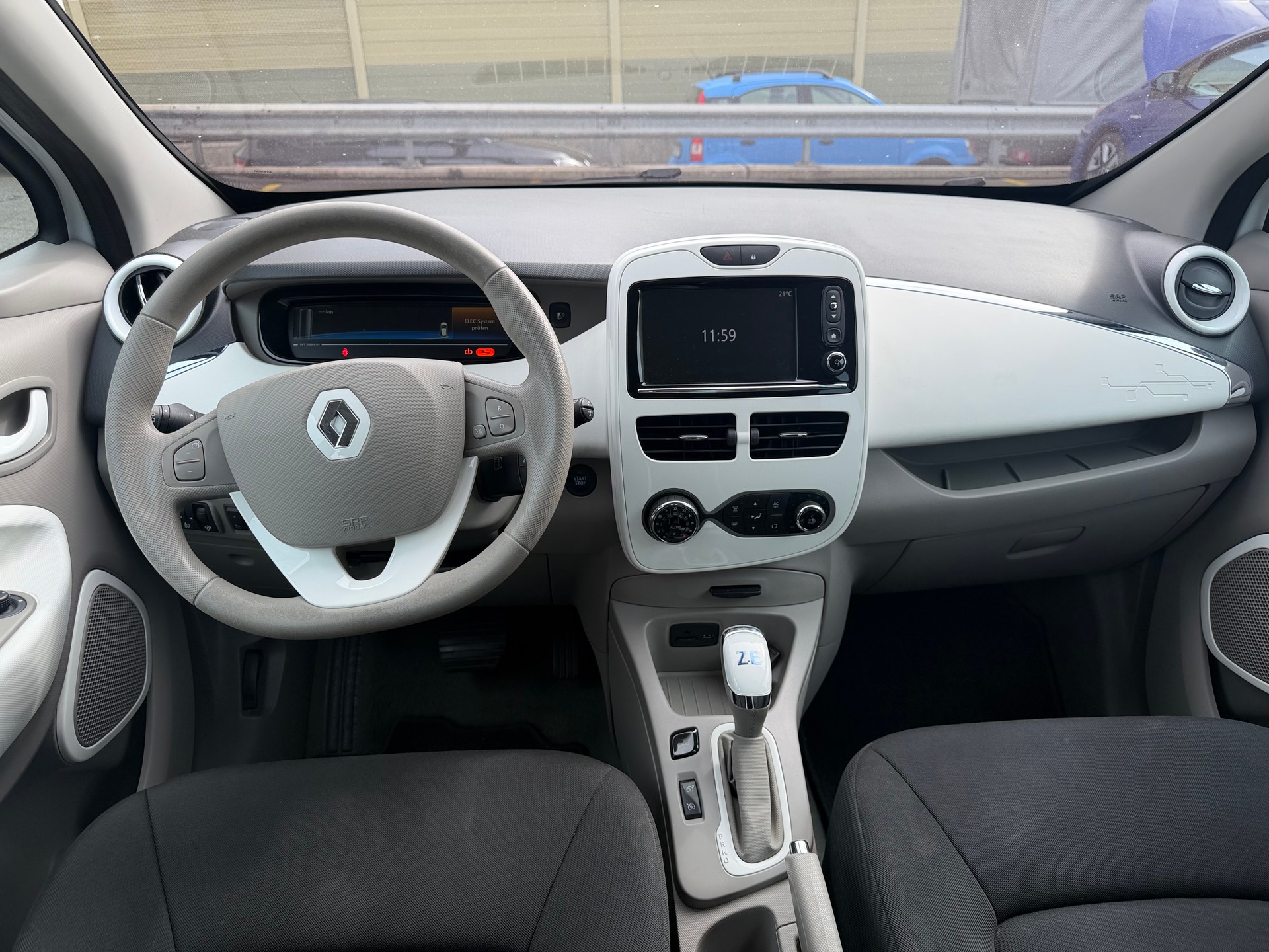 RENAULT ZOE-image-9