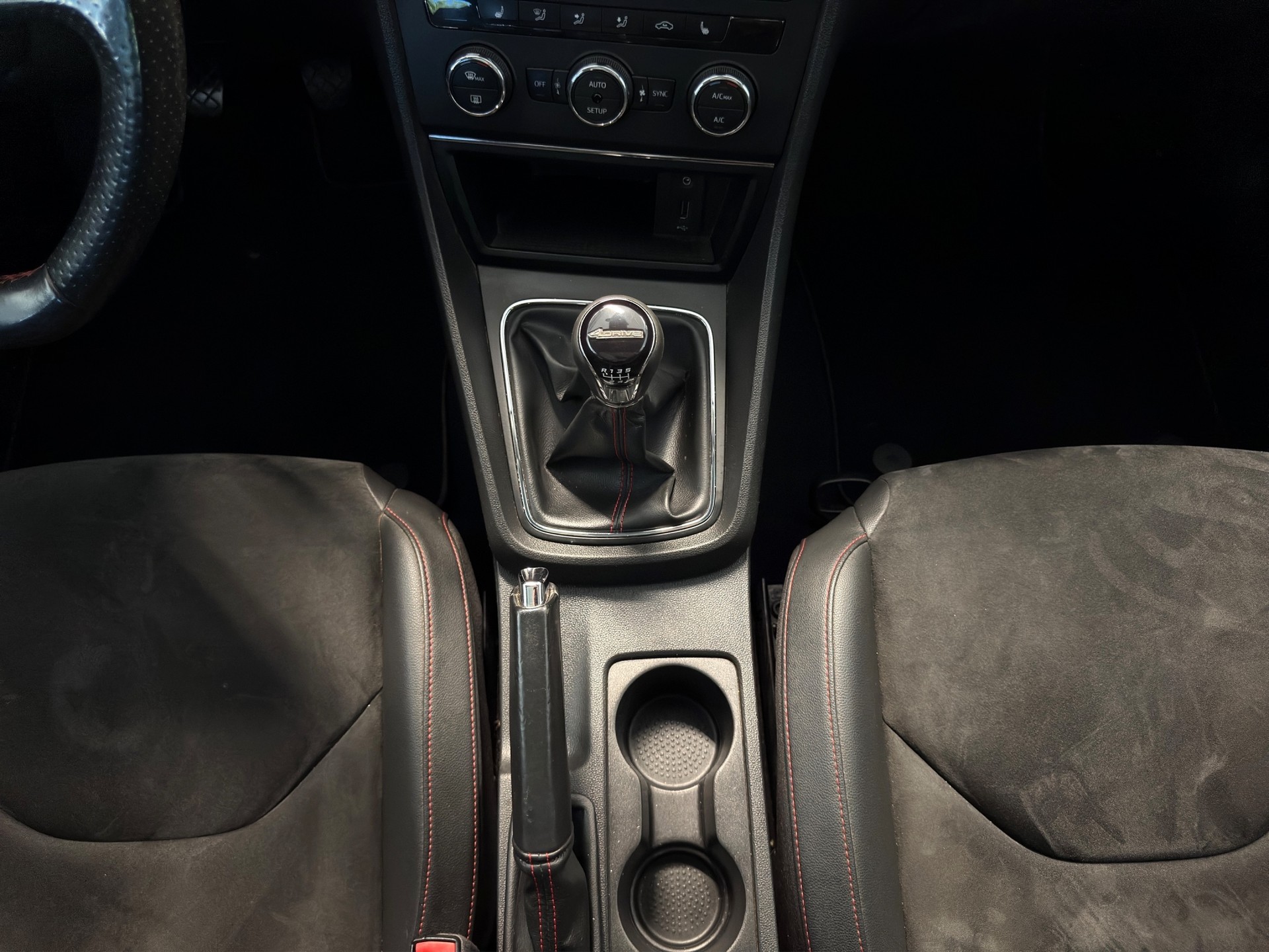 SEAT Leon ST 2.0 TDI Swiss FR 4Drive-image-13
