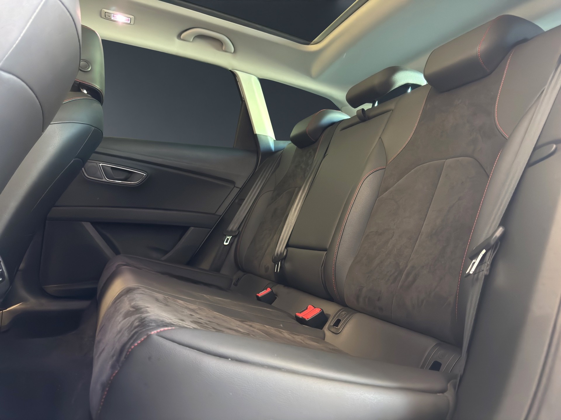 SEAT Leon ST 2.0 TDI Swiss FR 4Drive-image-17