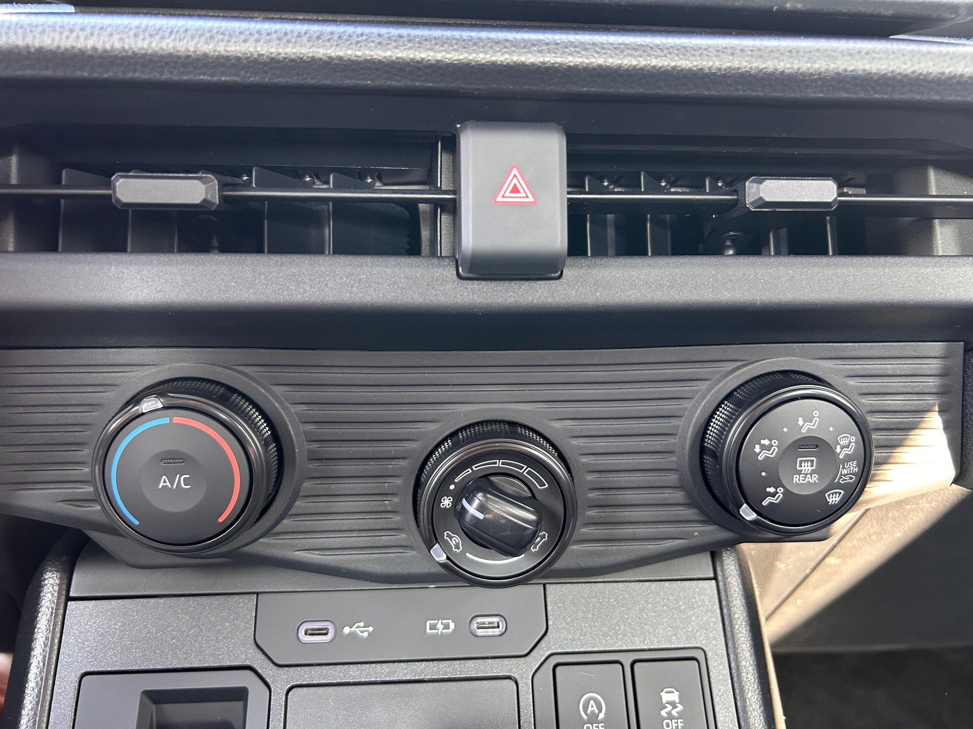 TOYOTA Hilux Double Cab.-Pick-up 2.8 D-4D MHEV 204 Active-image-11