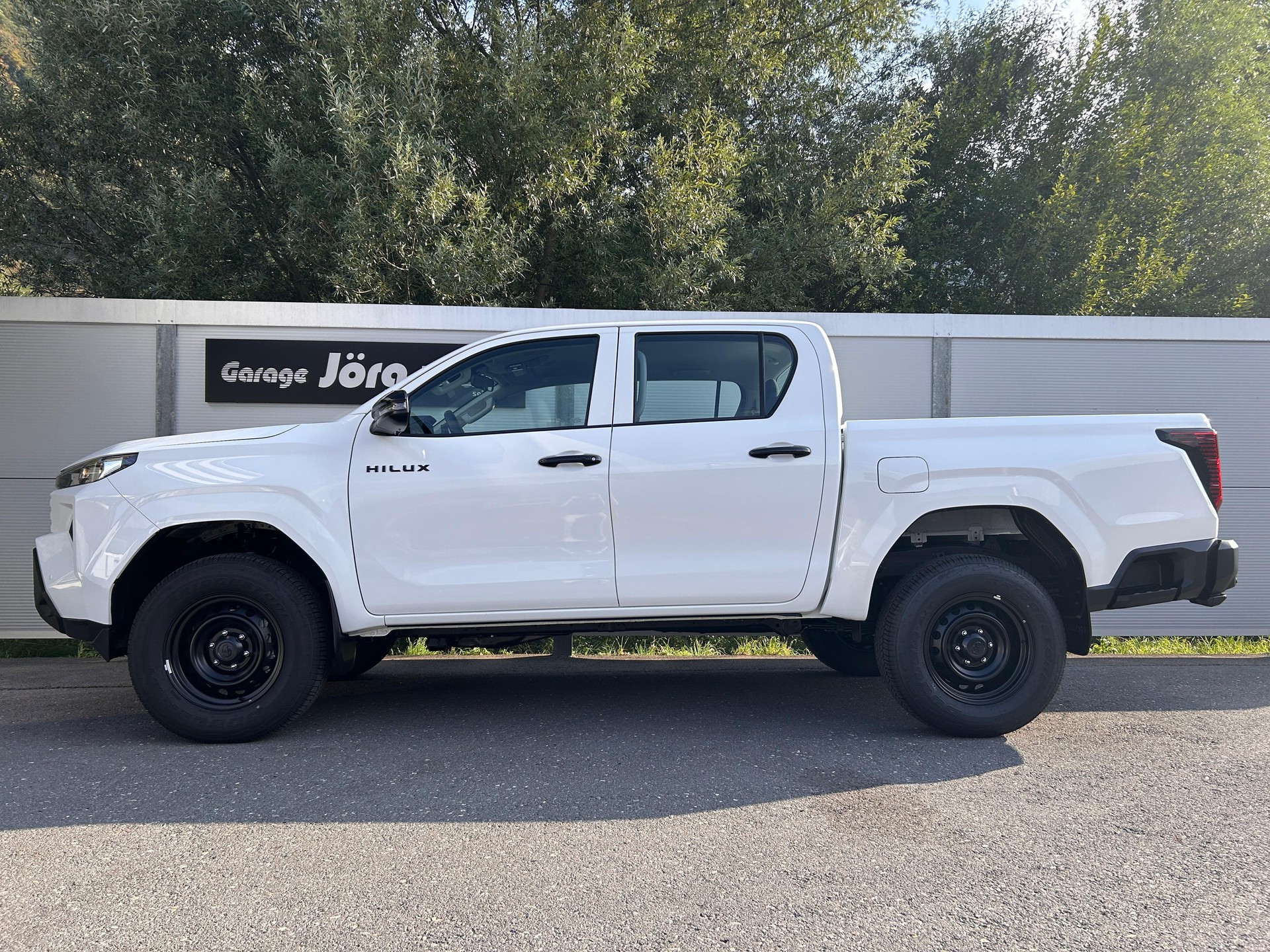 TOYOTA Hilux Double Cab.-Pick-up 2.8 D-4D MHEV 204 Active-image-2