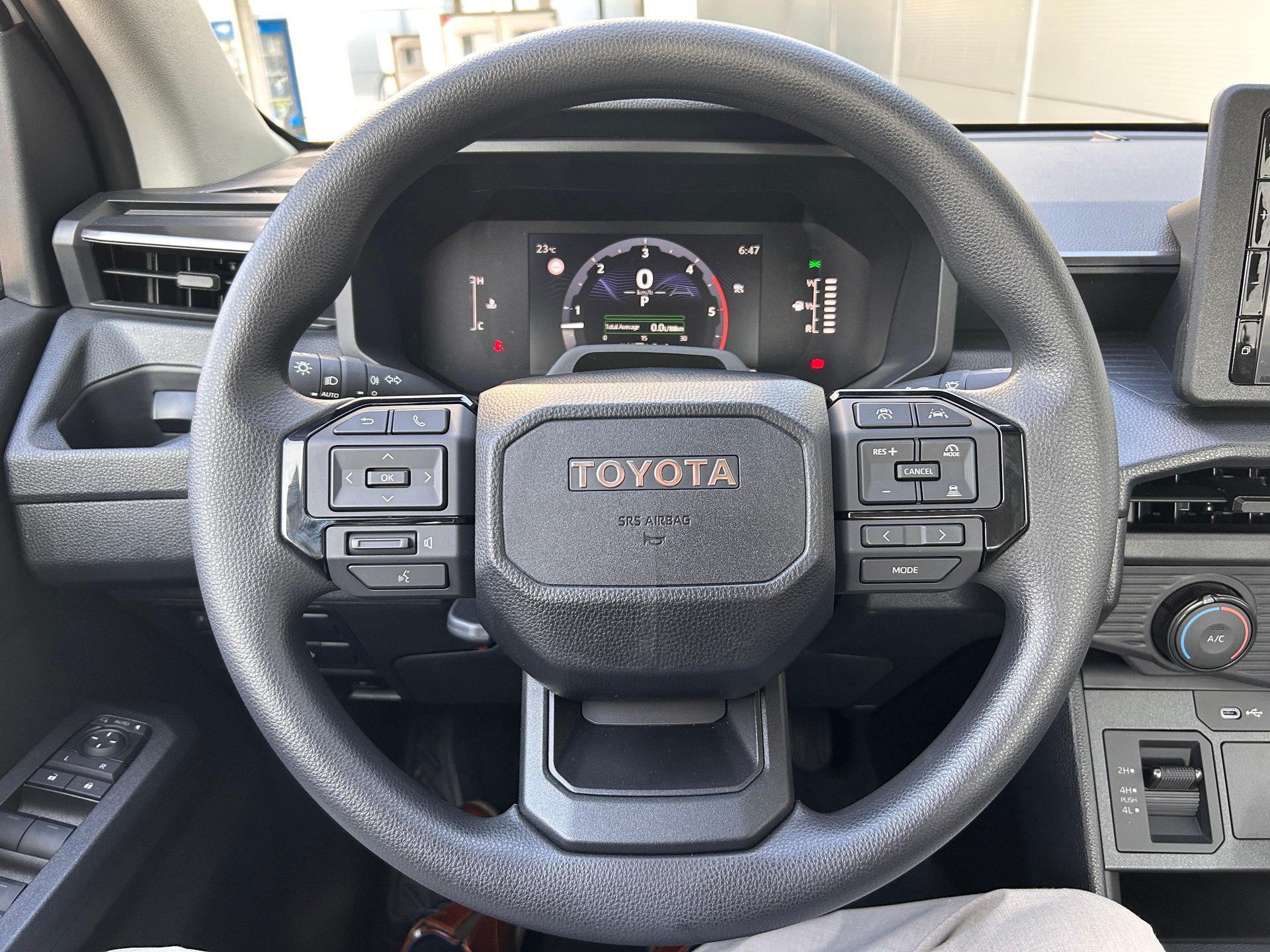 TOYOTA Hilux Double Cab.-Pick-up 2.8 D-4D MHEV 204 Active-image-8