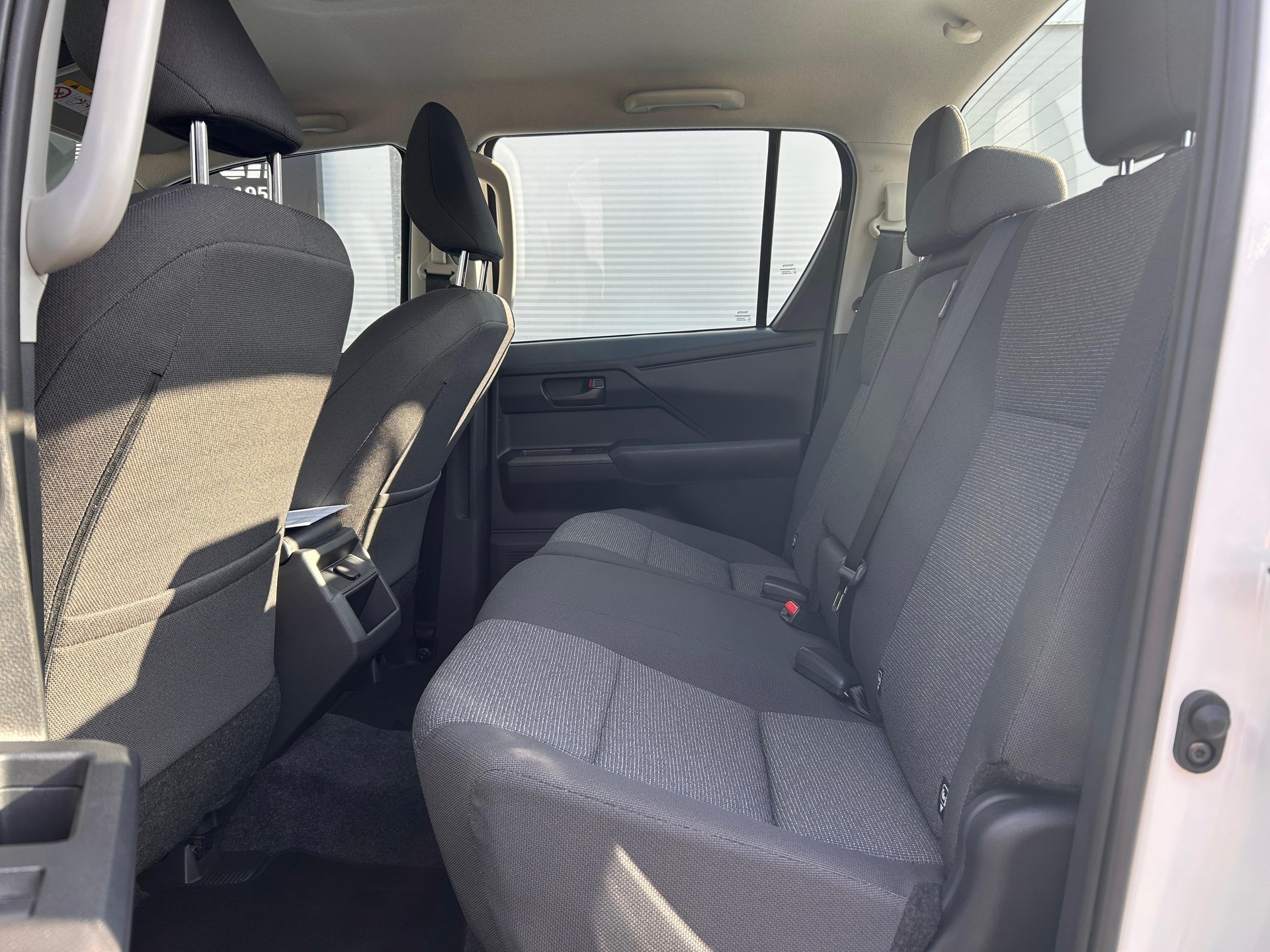 TOYOTA Hilux Double Cab.-Pick-up 2.8 D-4D MHEV 204 Active-image-6