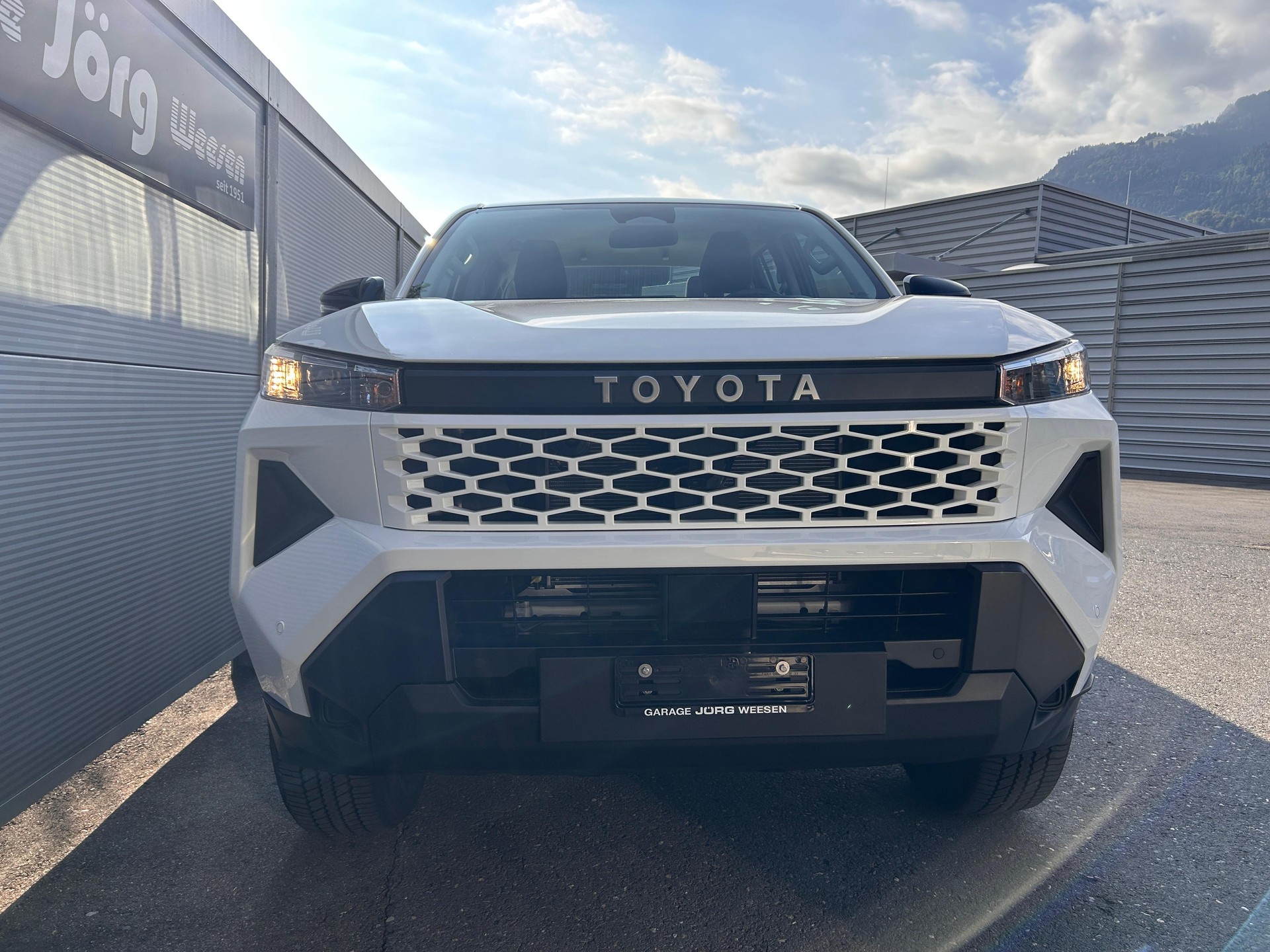 TOYOTA Hilux Double Cab.-Pick-up 2.8 D-4D MHEV 204 Active-image-1
