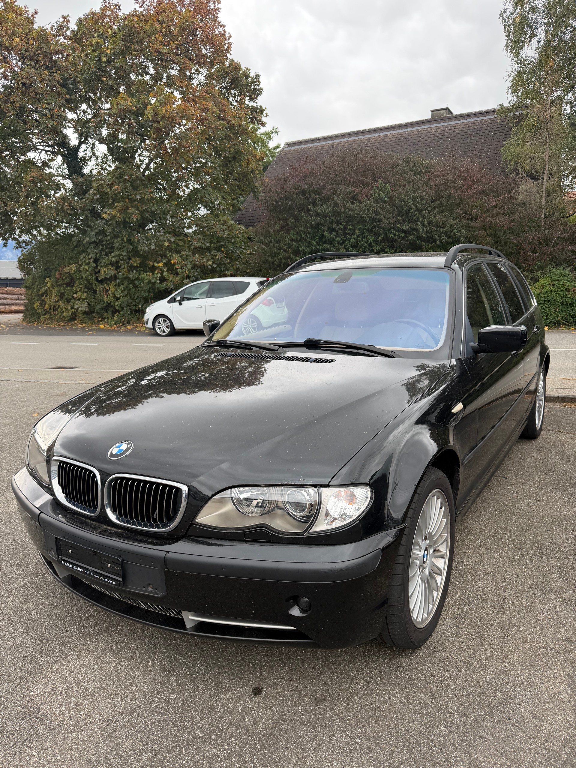 BMW 330xi Touring-image-1