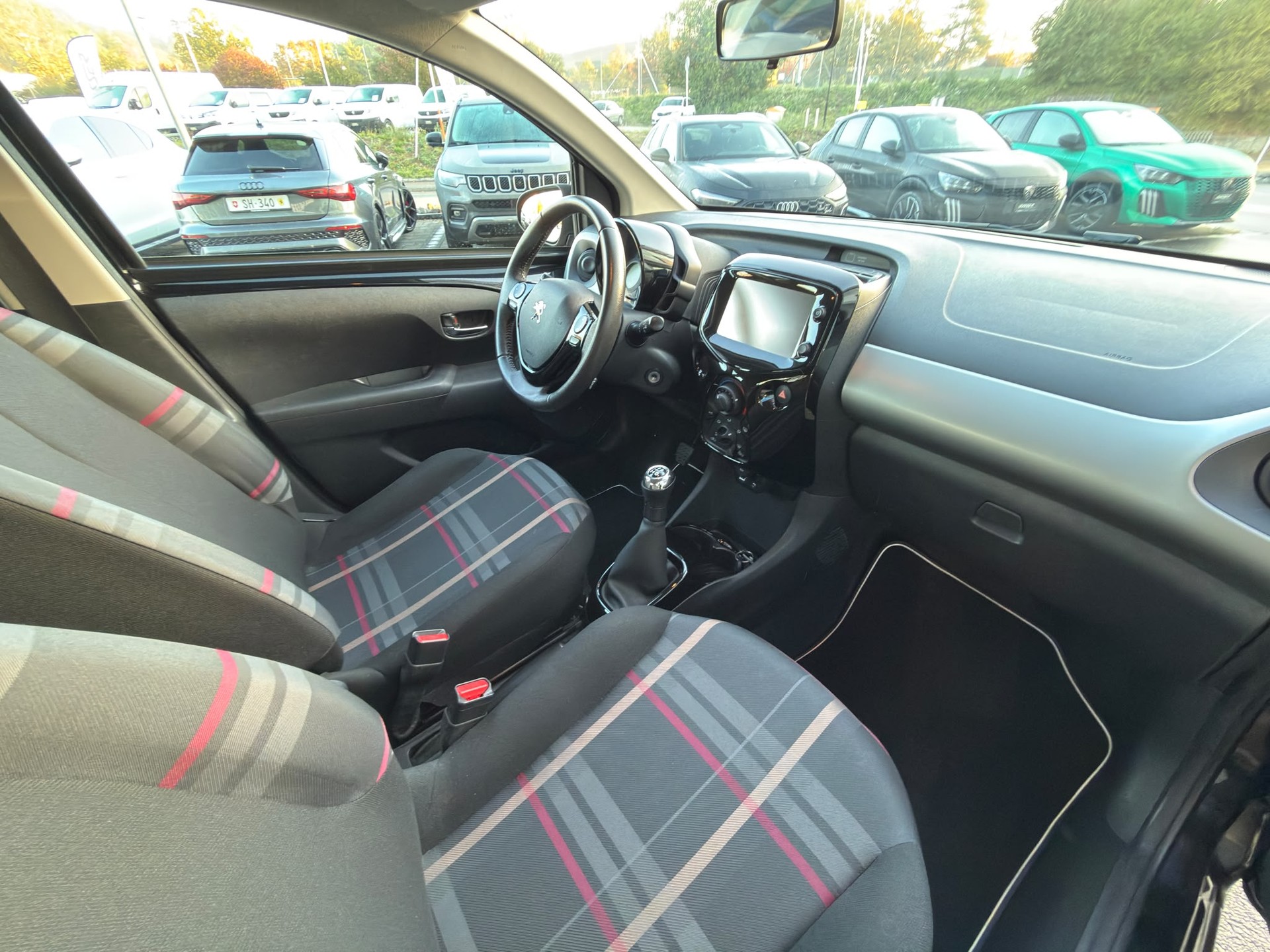 PEUGEOT 108 1.2 VTi Allure-image-6