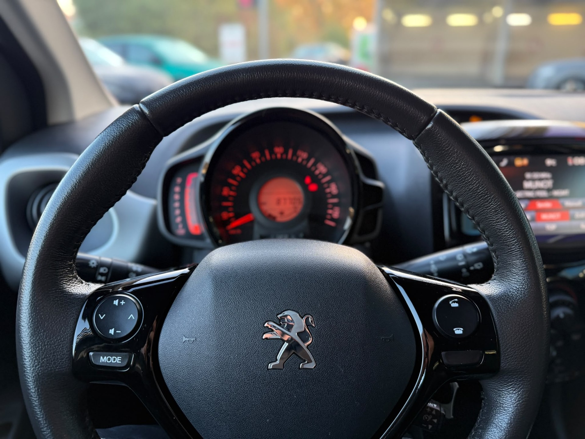 PEUGEOT 108 1.2 VTi Allure-image-9