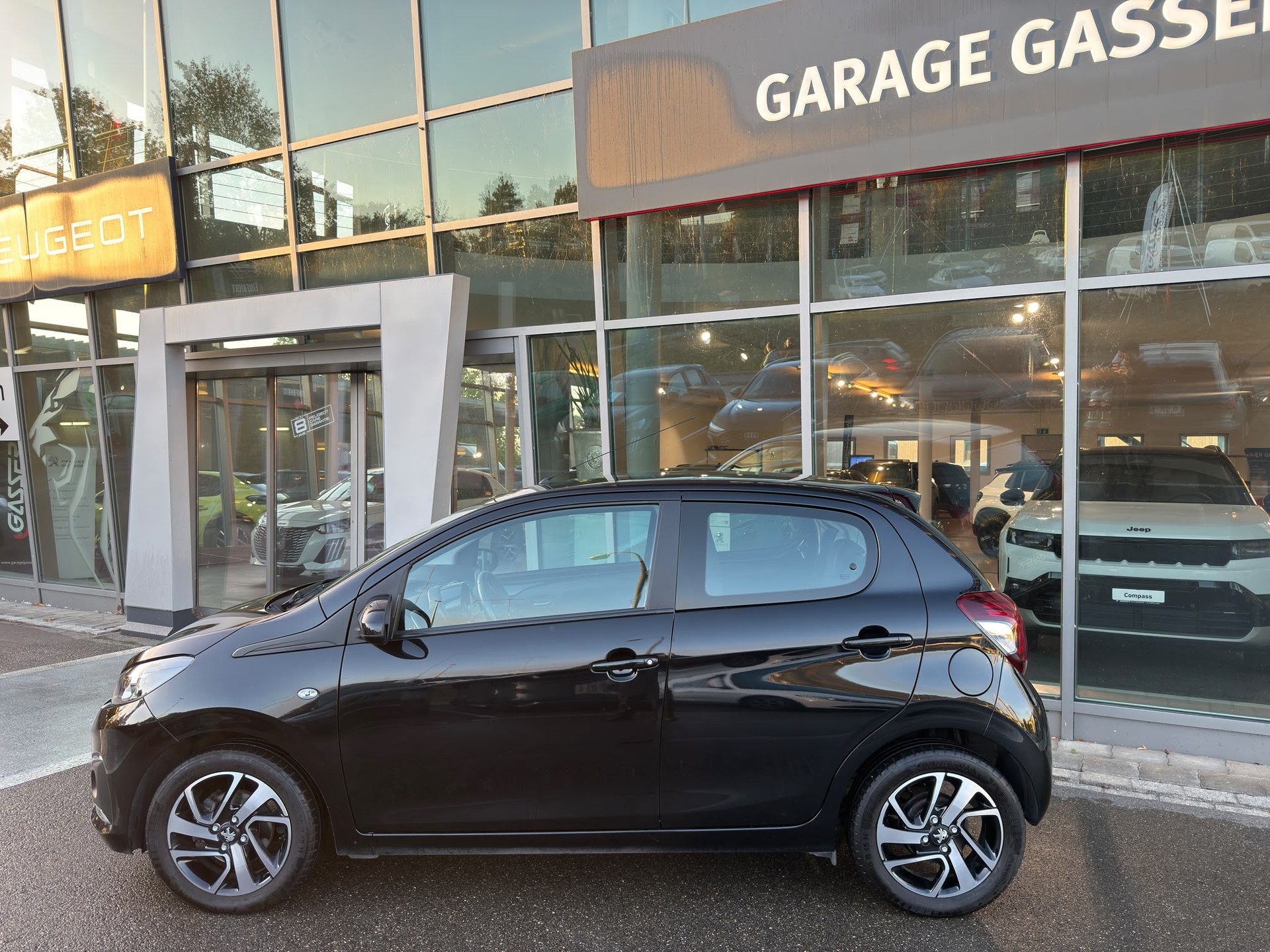 PEUGEOT 108 1.2 VTi Allure-image-2