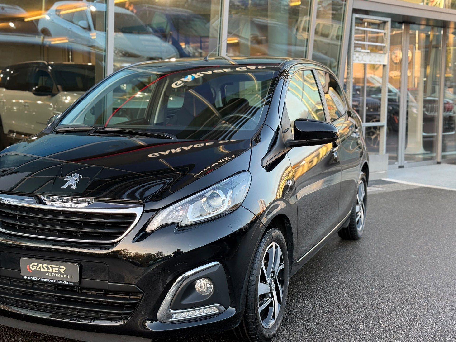 PEUGEOT 108 1.2 VTi Allure-image-1