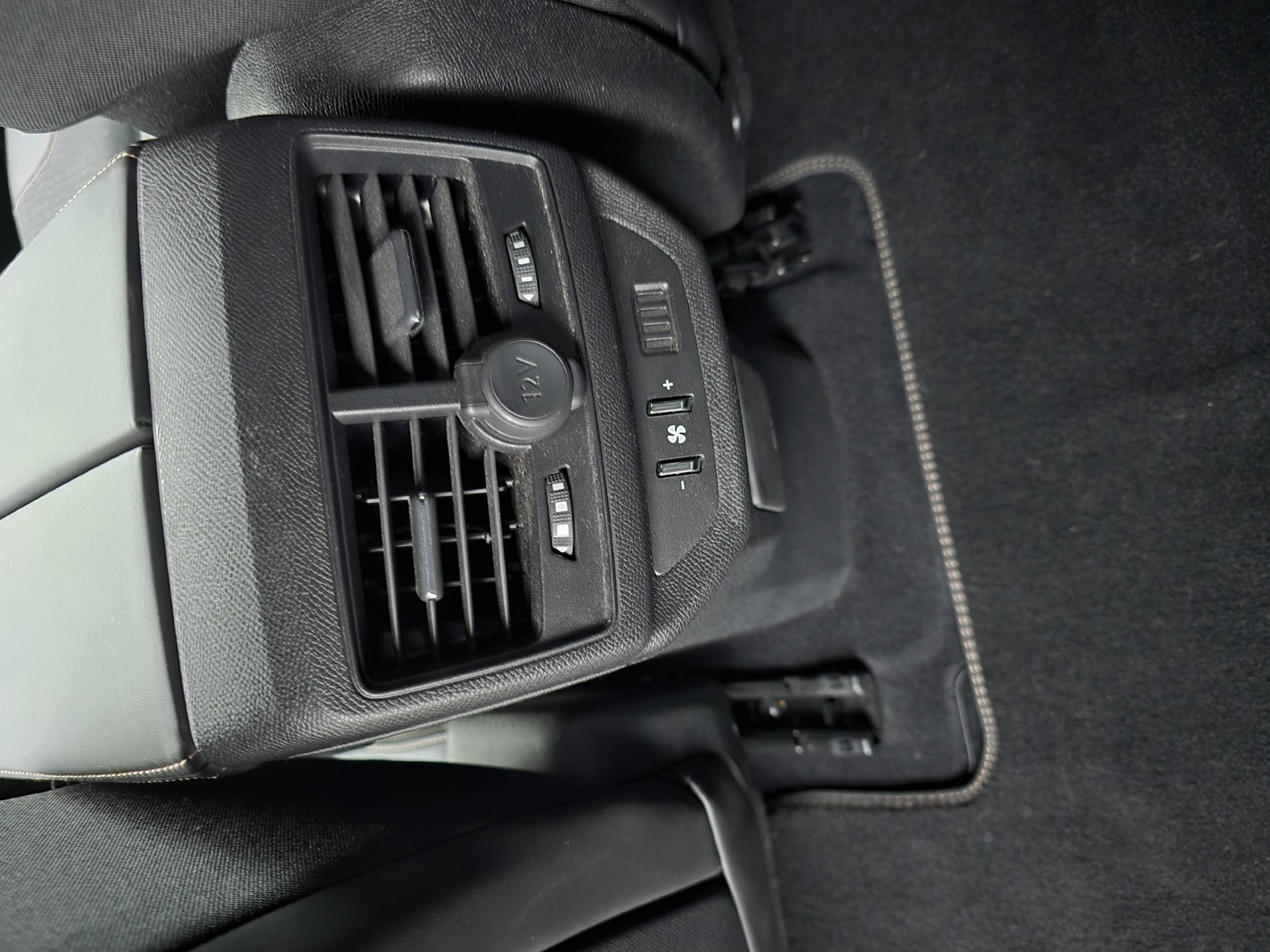PEUGEOT 5008 1.5 BlueHDi GT Line-image-8