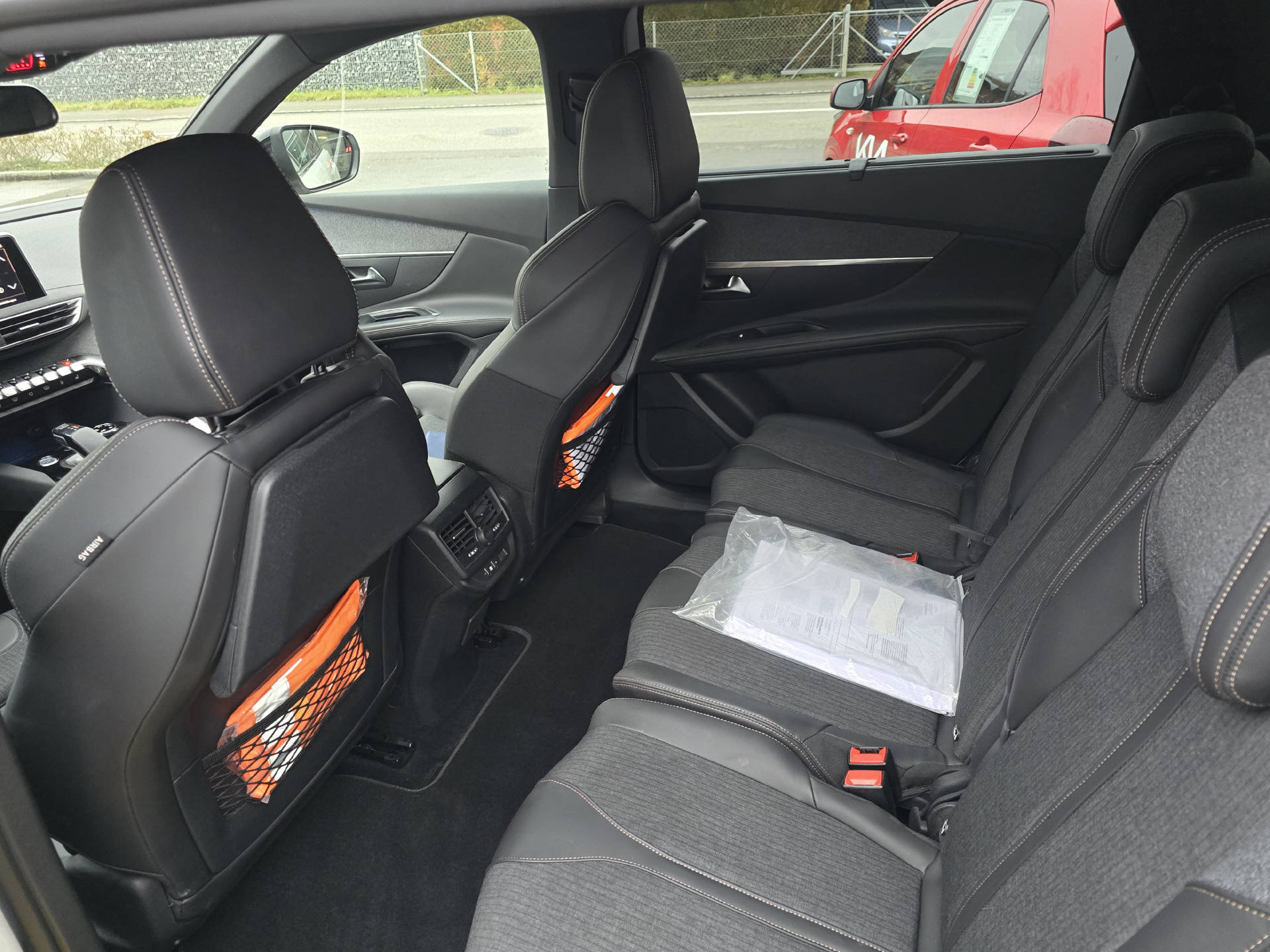 PEUGEOT 5008 1.5 BlueHDi GT Line-image-7