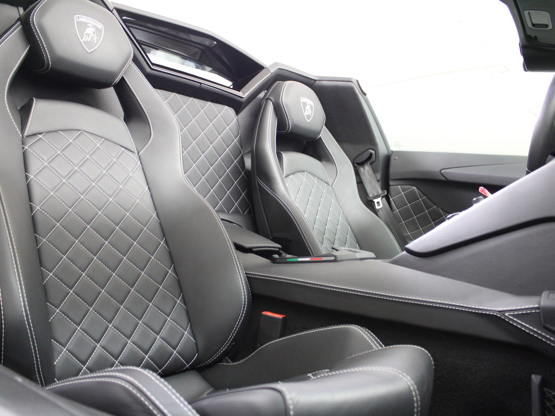 LAMBORGHINI Aventador S LP740-4 Roadster E-Gear-image-6