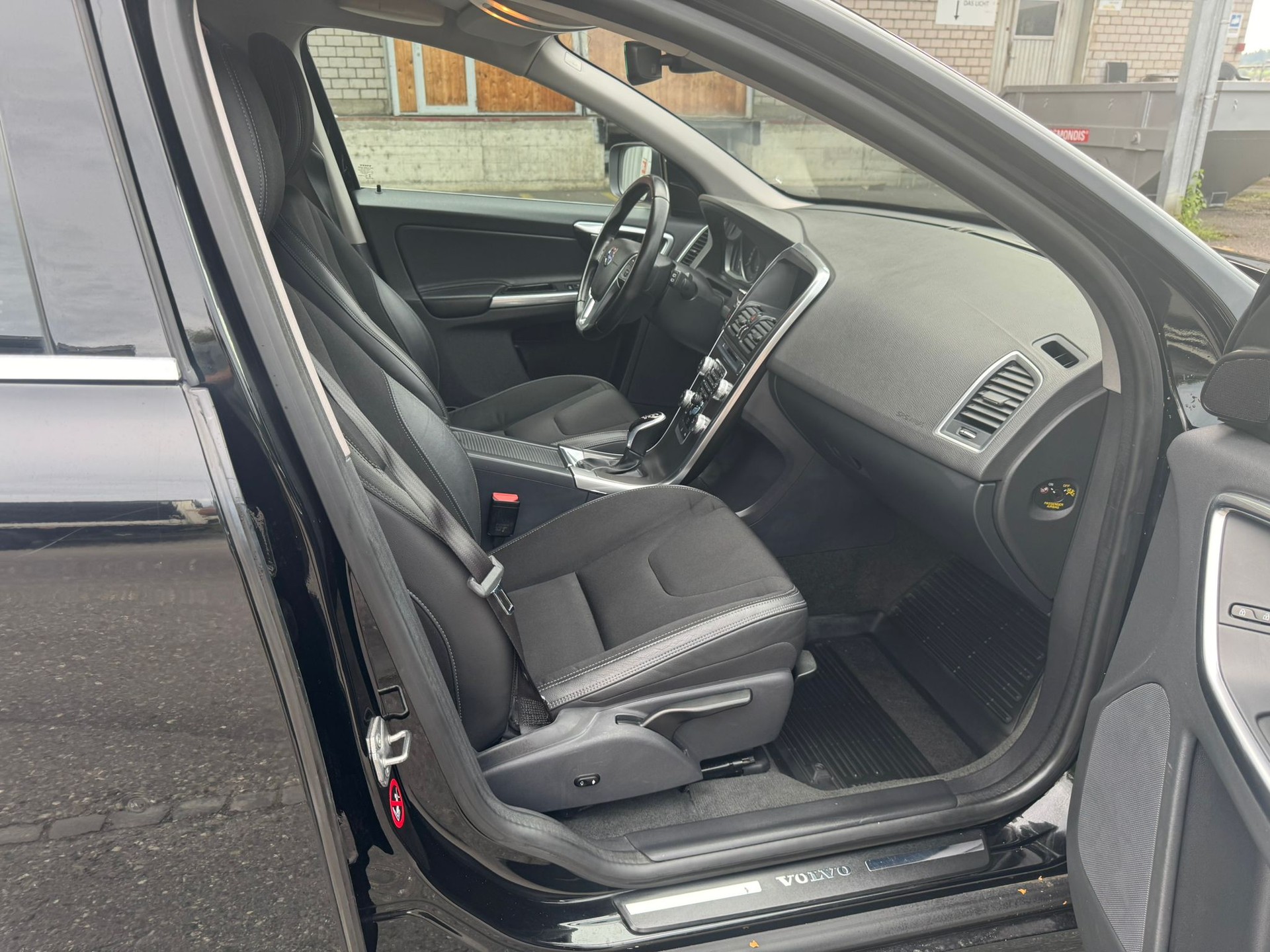 VOLVO XC60 D4 Kinetic Geartronic-image-11