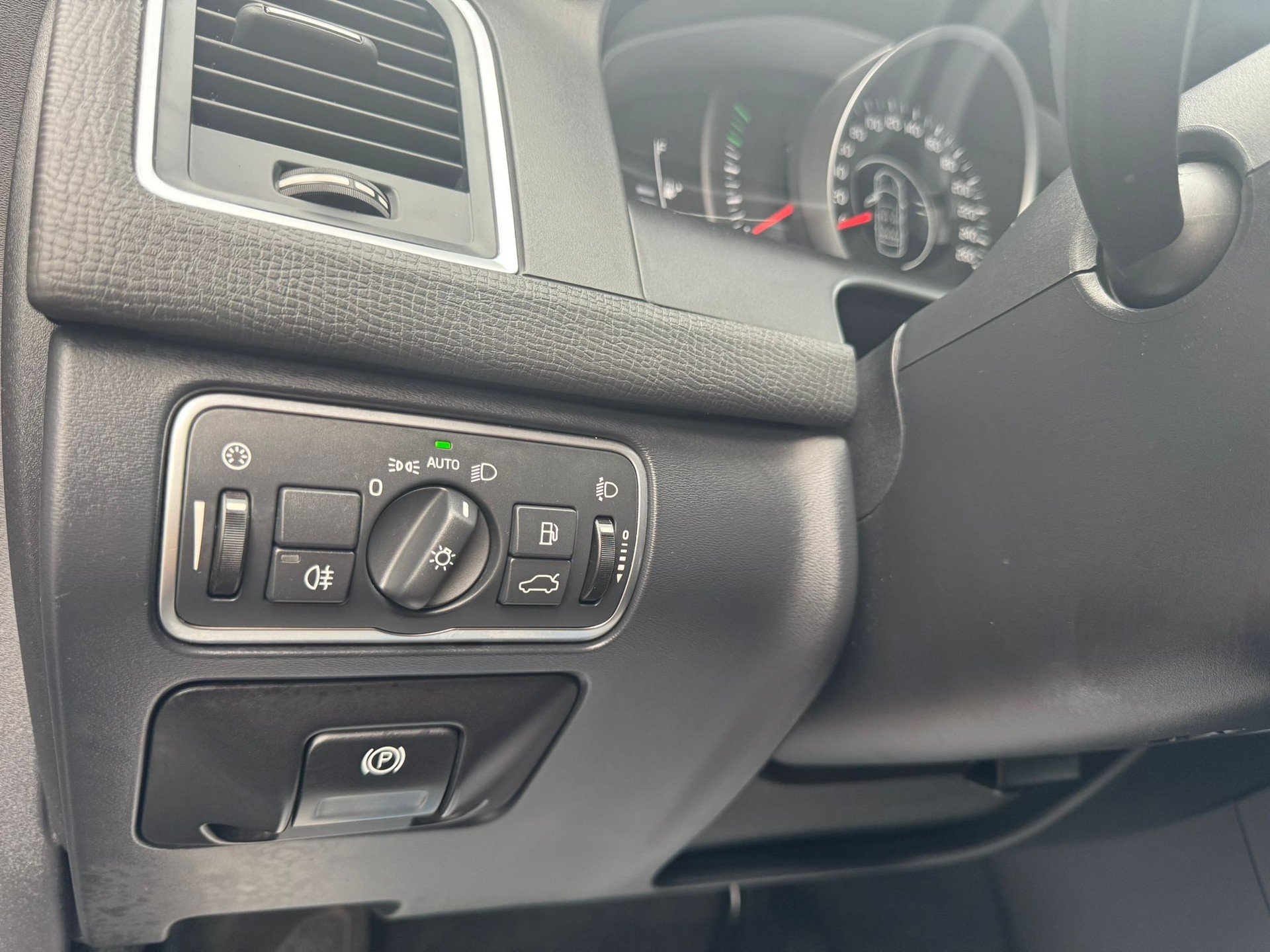 VOLVO XC60 D4 Kinetic Geartronic-image-16