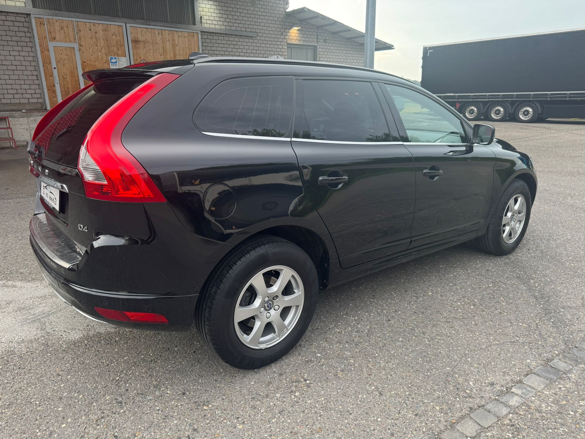 VOLVO XC60 D4 Kinetic Geartronic-image-4