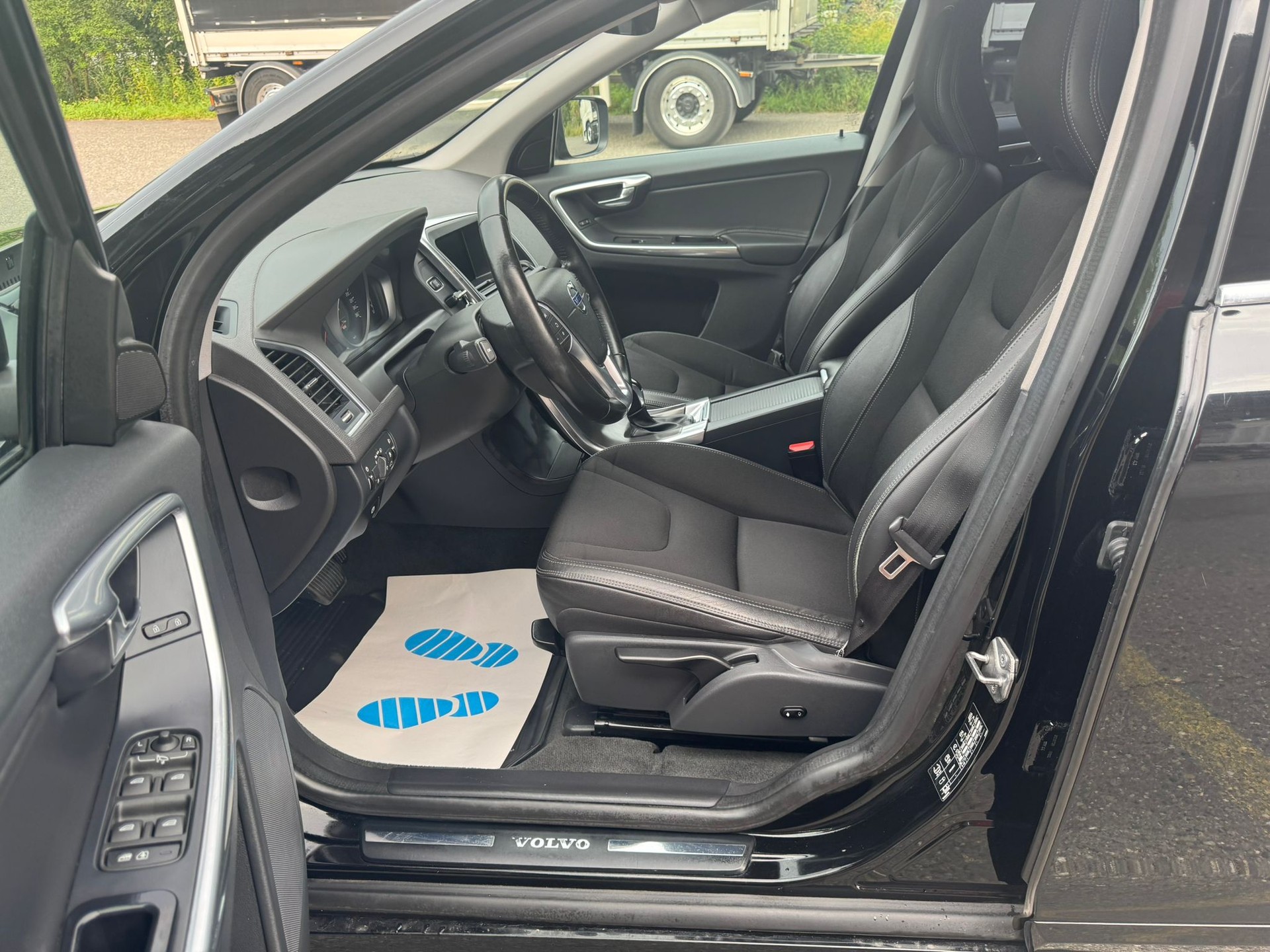 VOLVO XC60 D4 Kinetic Geartronic-image-9