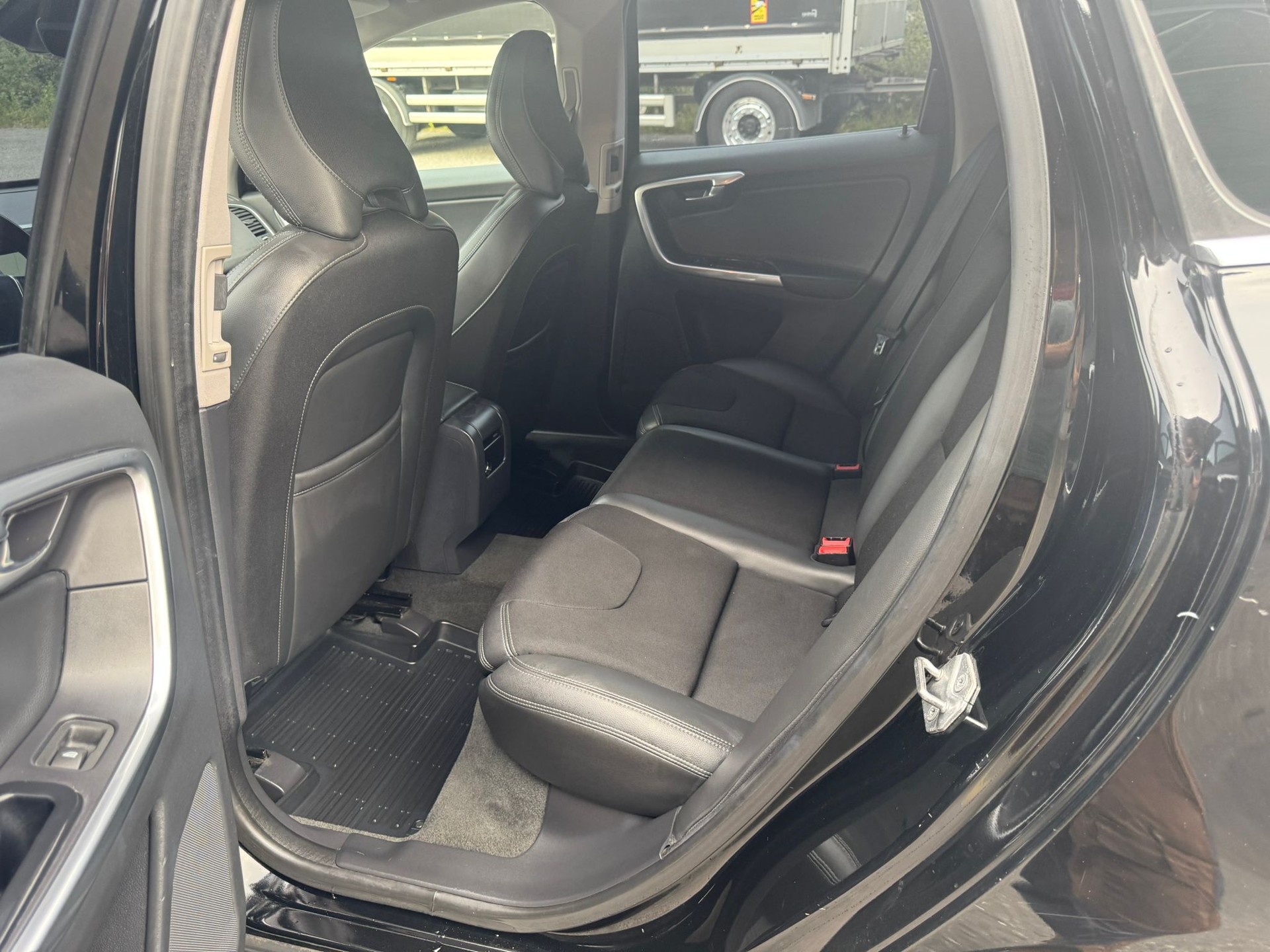 VOLVO XC60 D4 Kinetic Geartronic-image-12