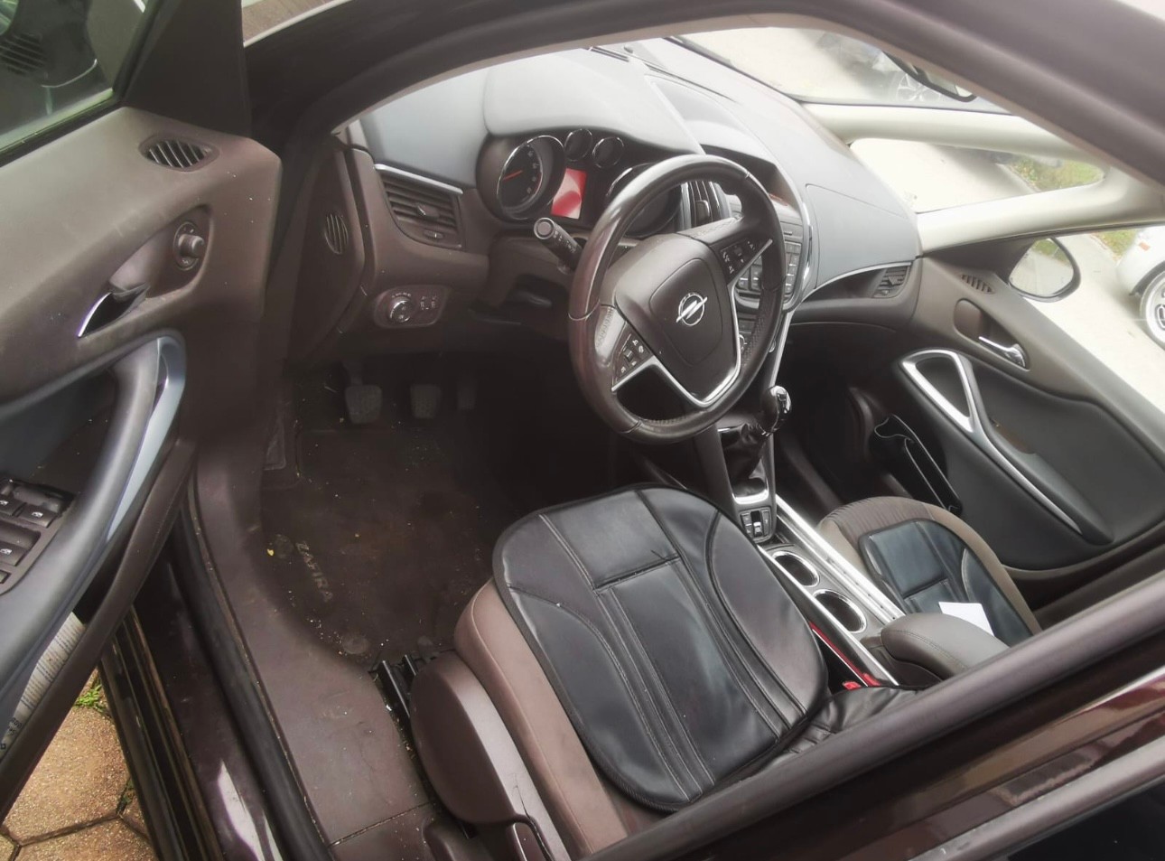 OPEL Zafira Tourer 1.4i 16V Cosmo-image-8