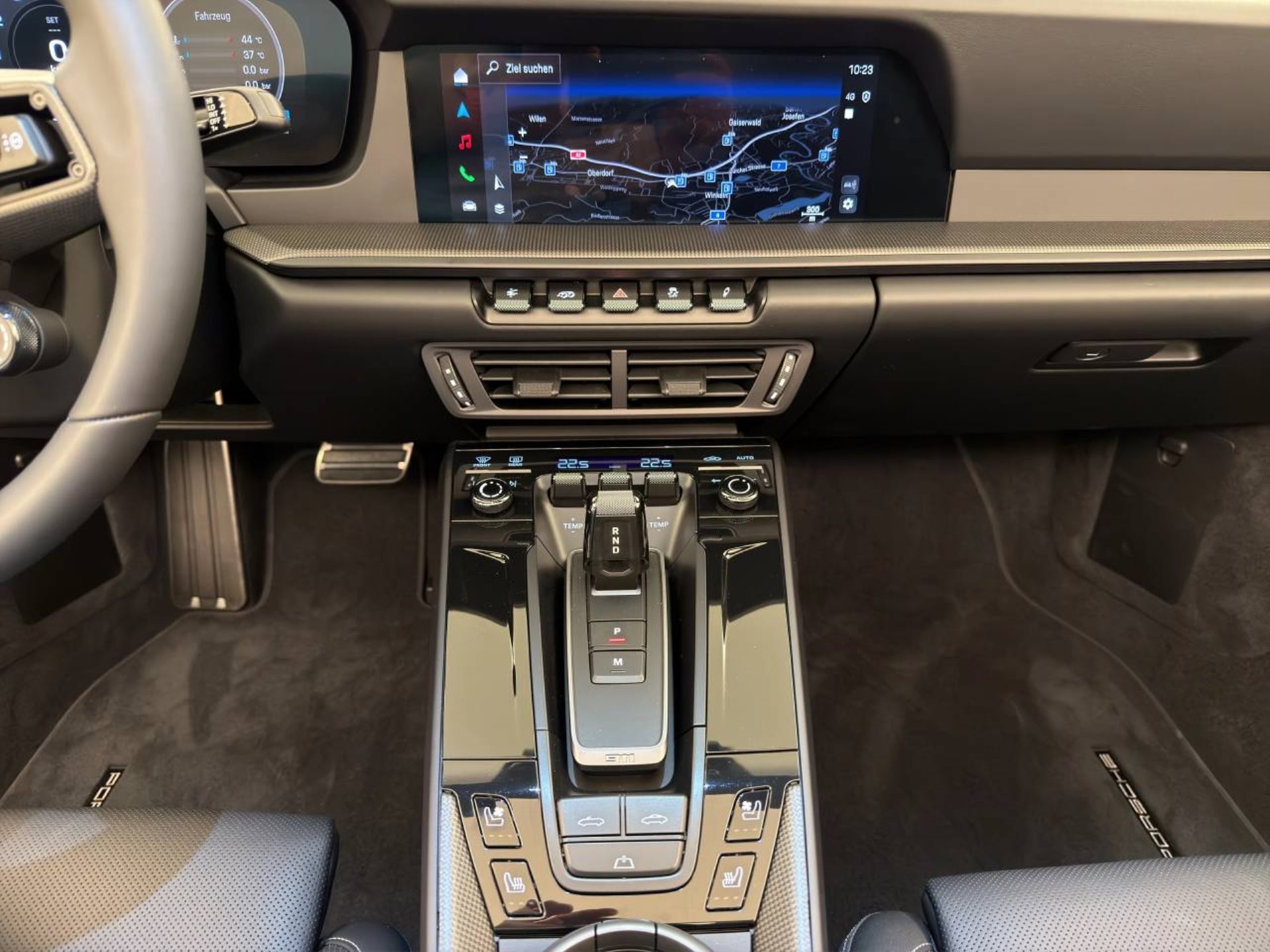 PORSCHE 911 Carrera 4 GTS Cabriolet-image-18