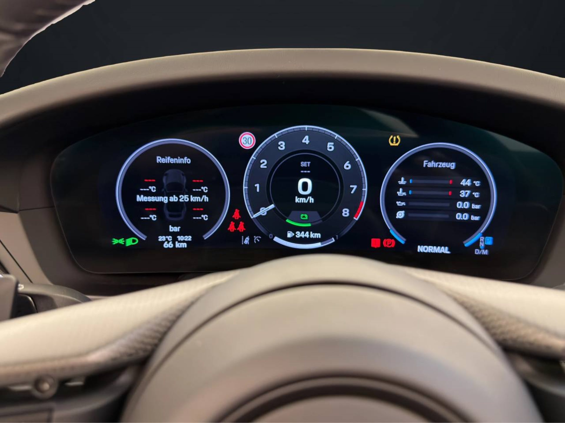 PORSCHE 911 Carrera 4 GTS Cabriolet-image-13