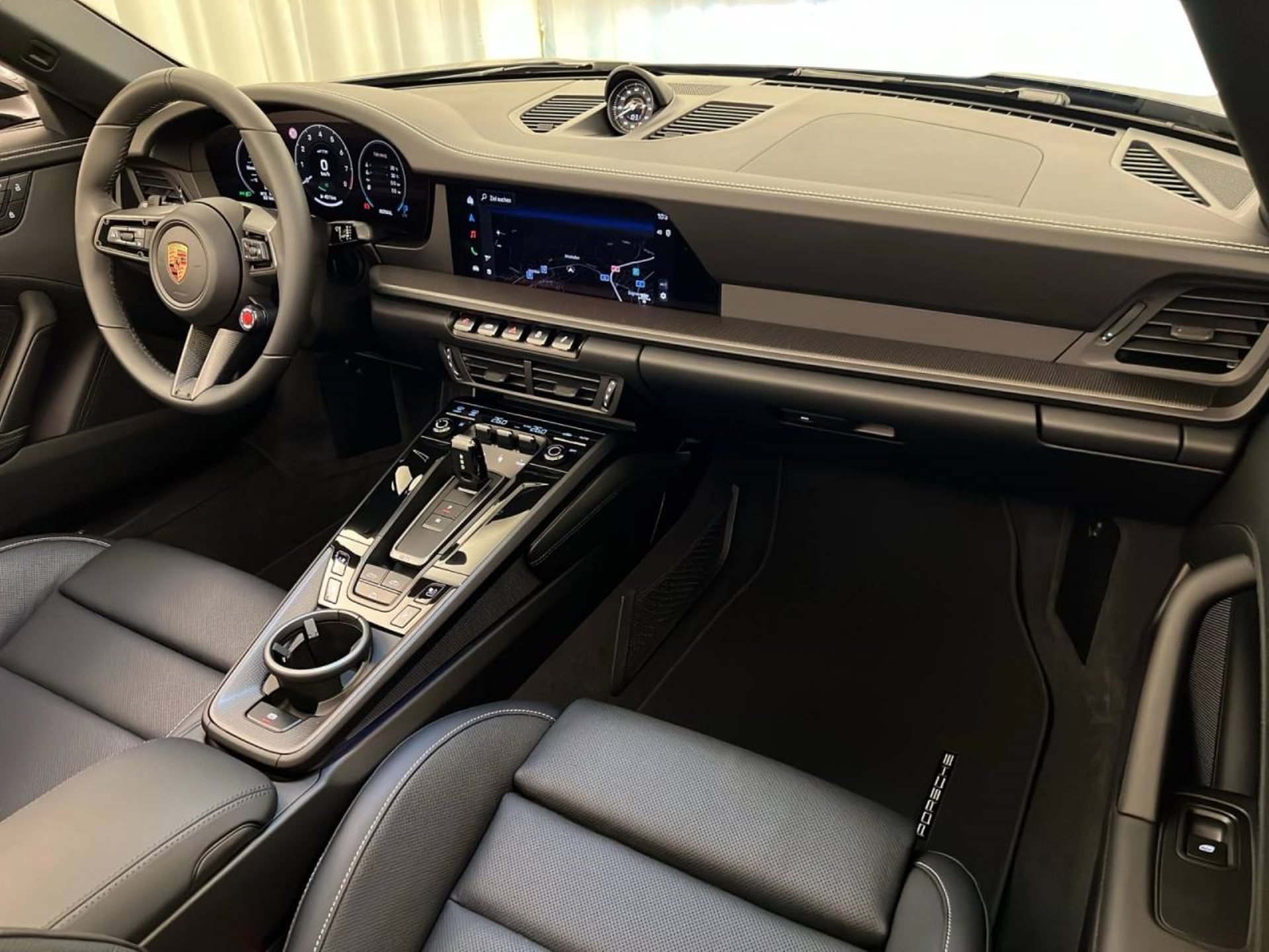 PORSCHE 911 Carrera 4 GTS Cabriolet-image-10