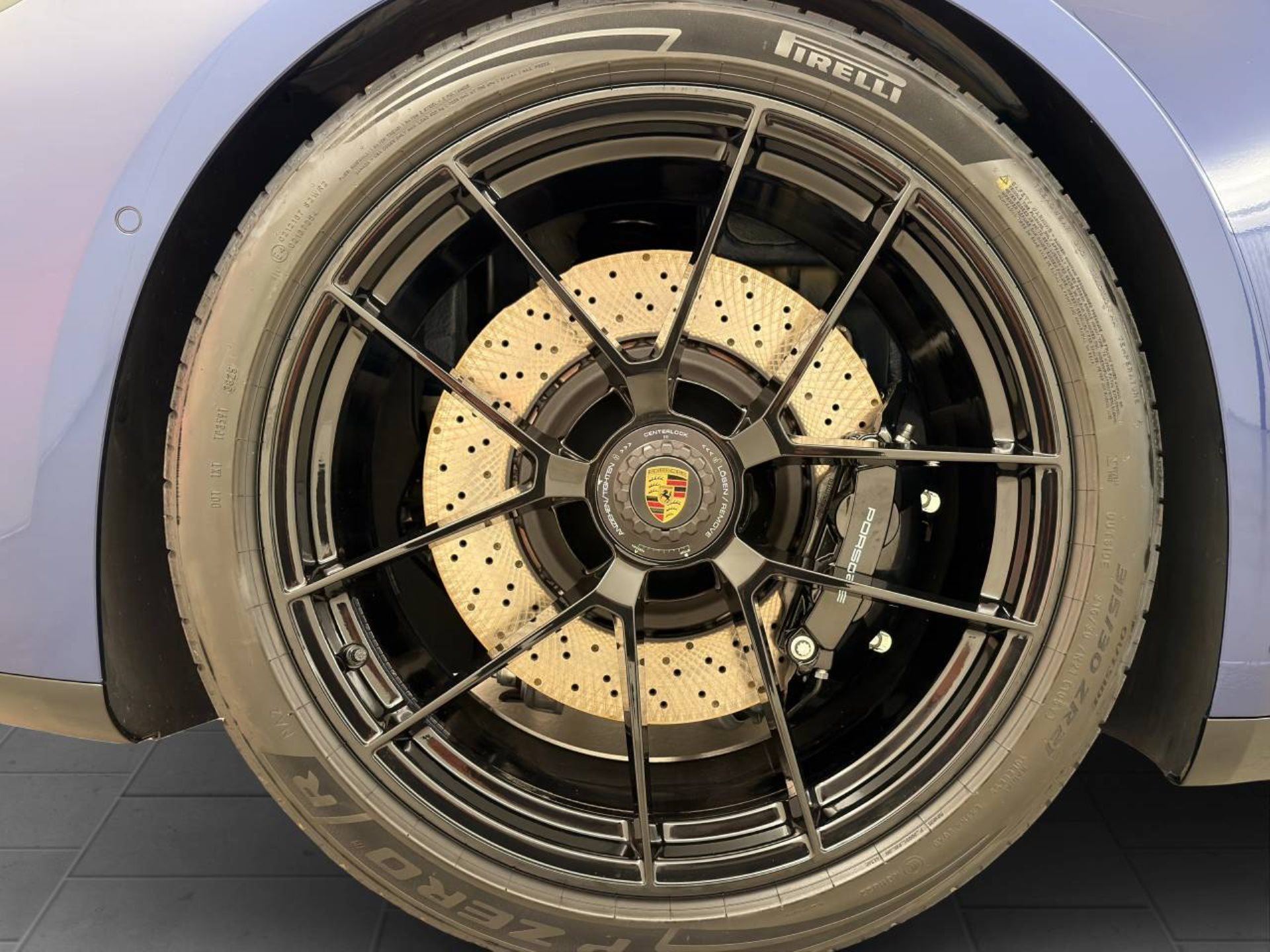 PORSCHE 911 Carrera 4 GTS Cabriolet-image-10