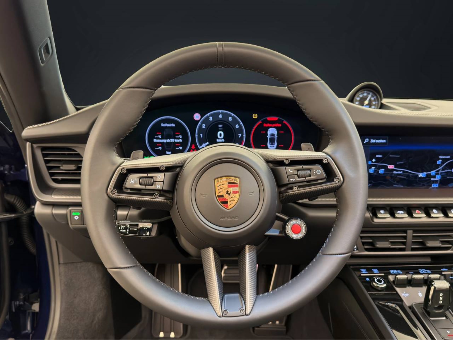 PORSCHE 911 Carrera 4 GTS Cabriolet-image-12
