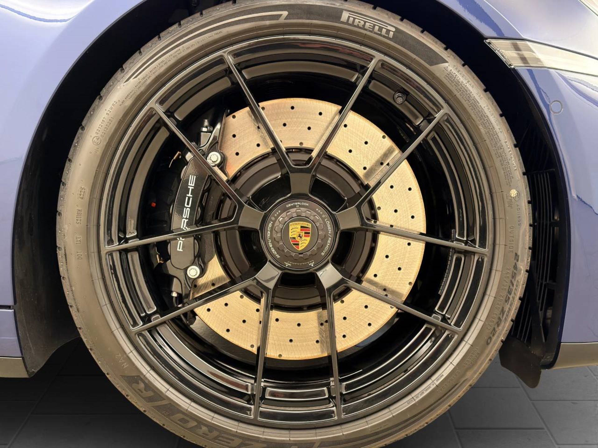 PORSCHE 911 Carrera 4 GTS Cabriolet-image-11