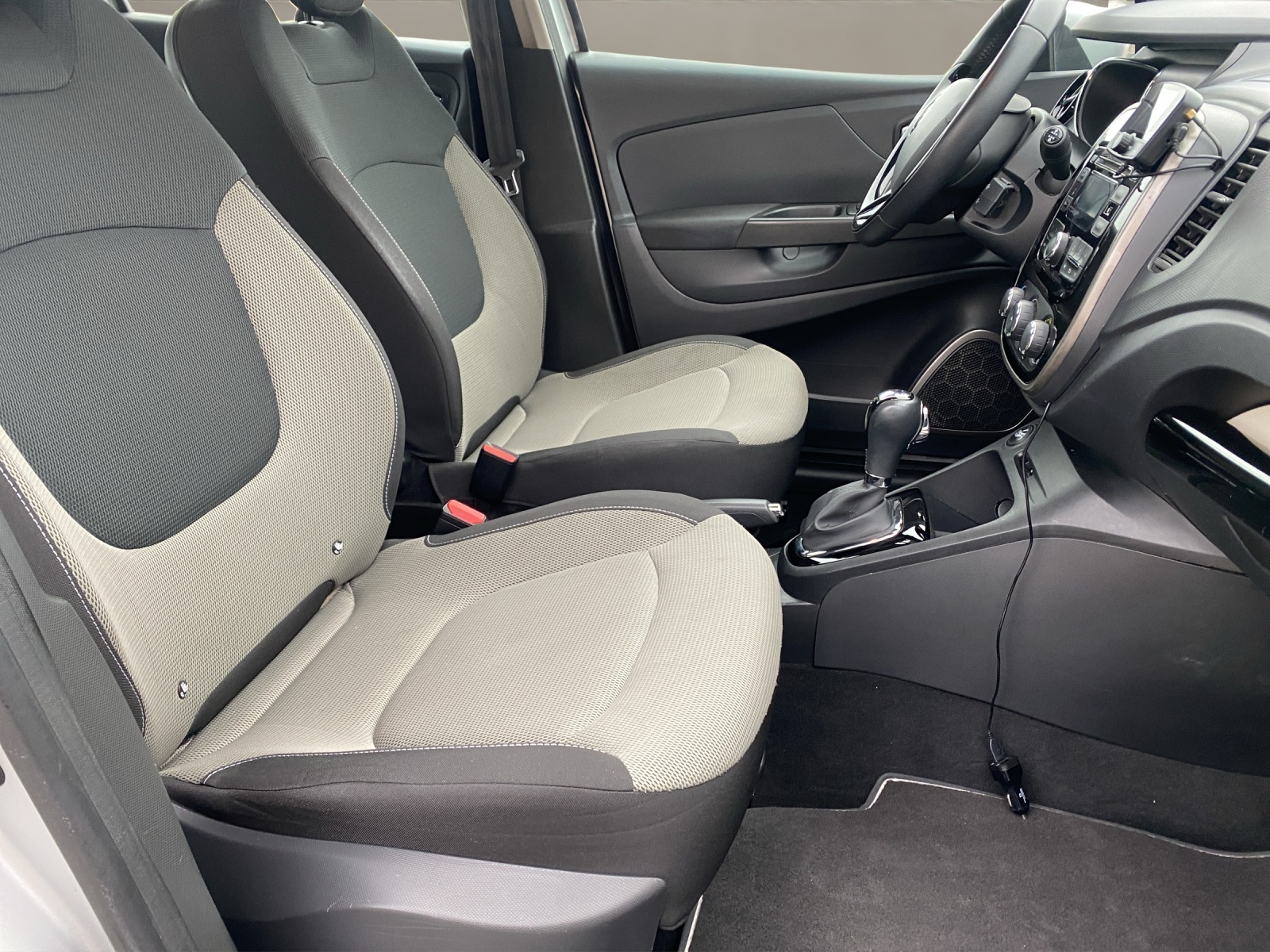 RENAULT Captur 1.2 T 16V Privilège EDC-image-11