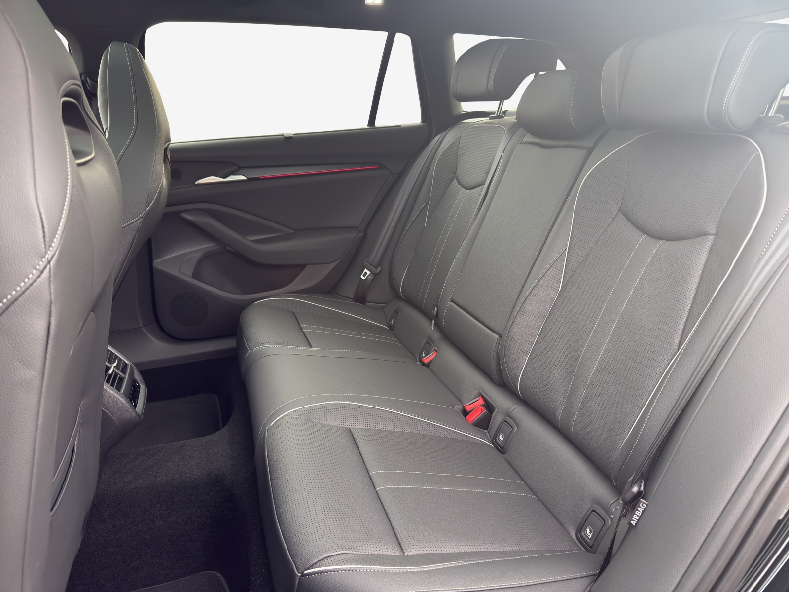 SKODA Superb Combi 2.0 TSI Sportline 4x4 DSG-image-11
