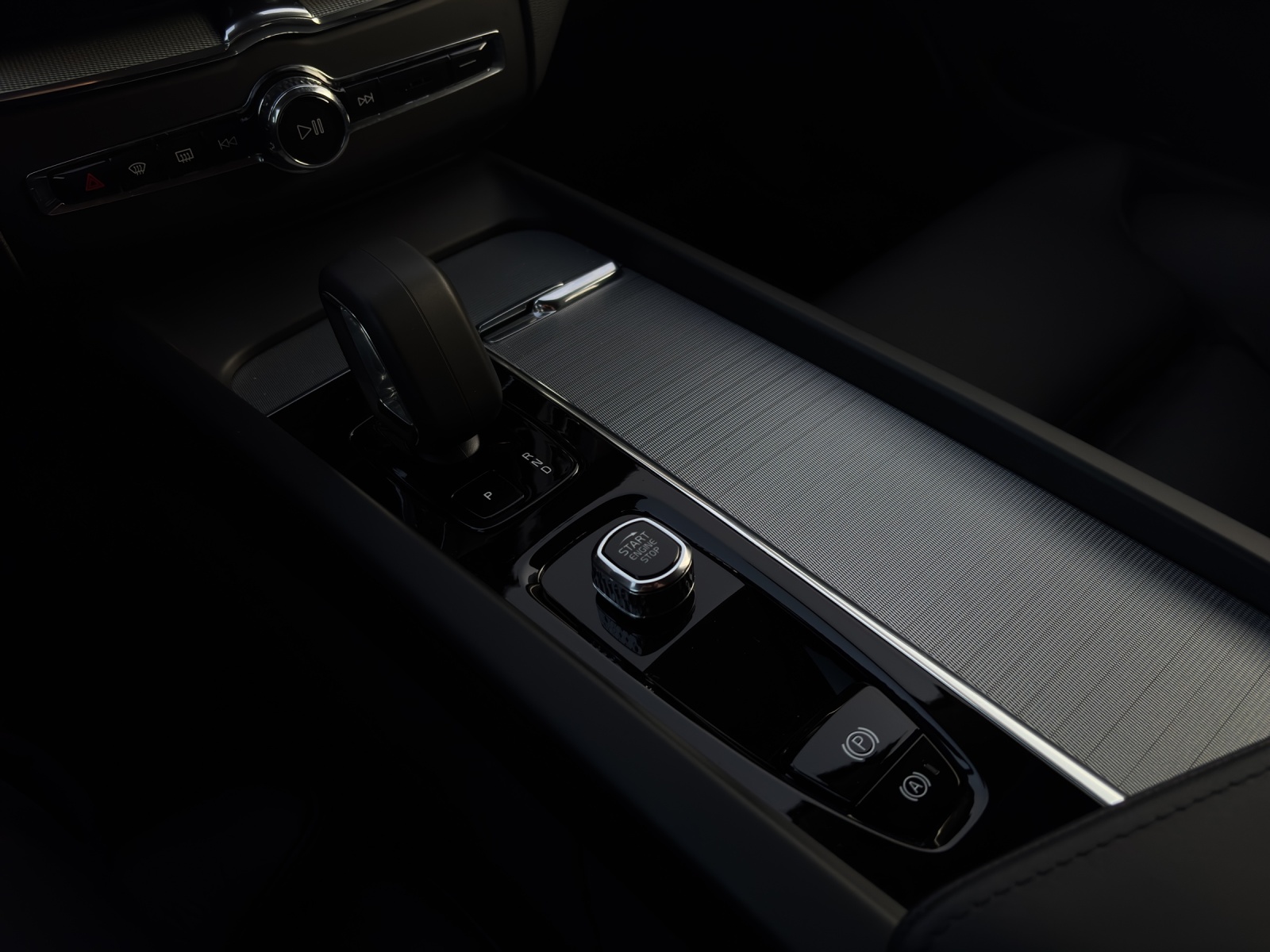 VOLVO XC60 2.0 B5 MH Plus Dark AWD-image-13
