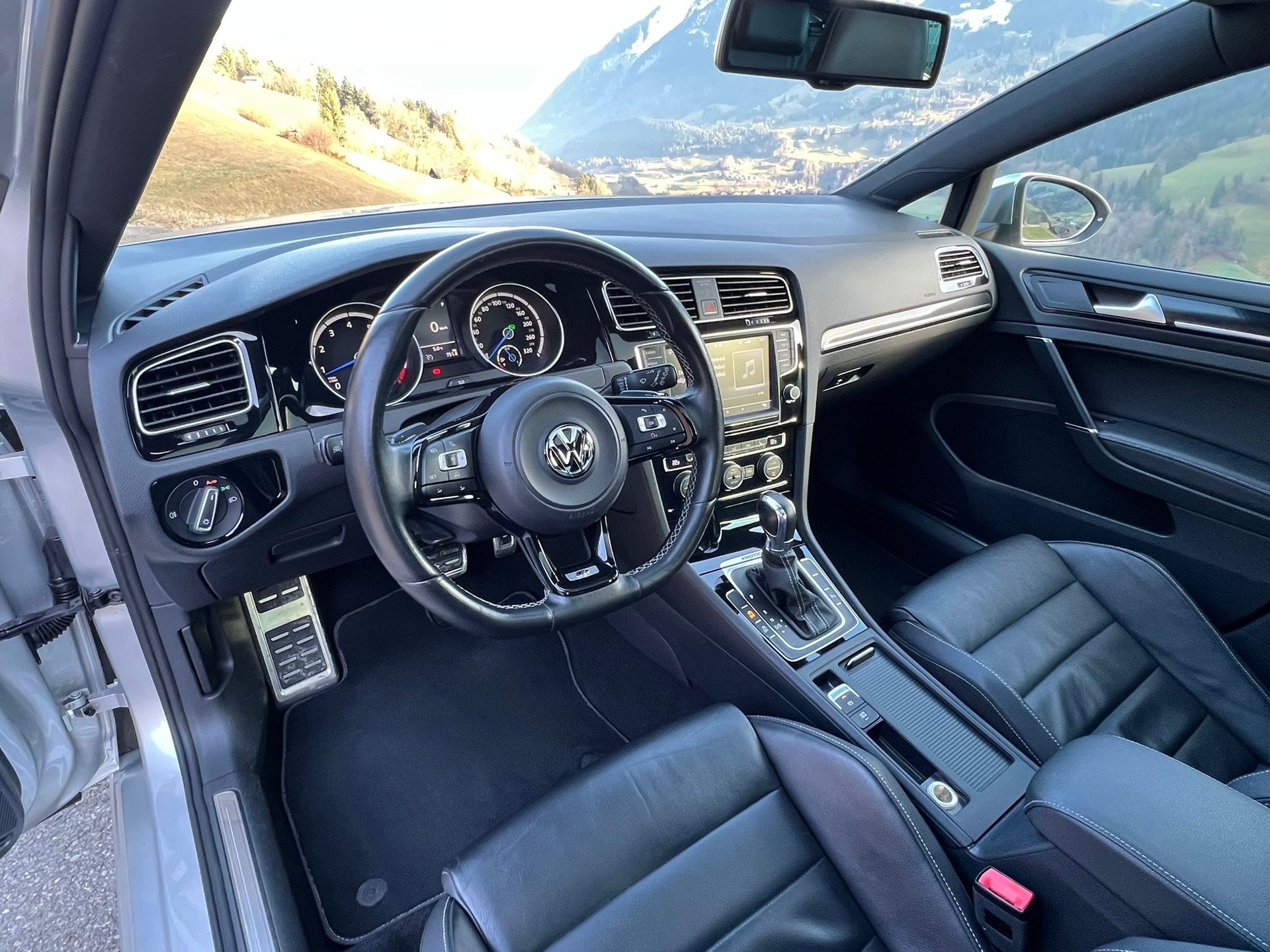 VW Golf 2.0 TSI R 4Motion DSG-image-4