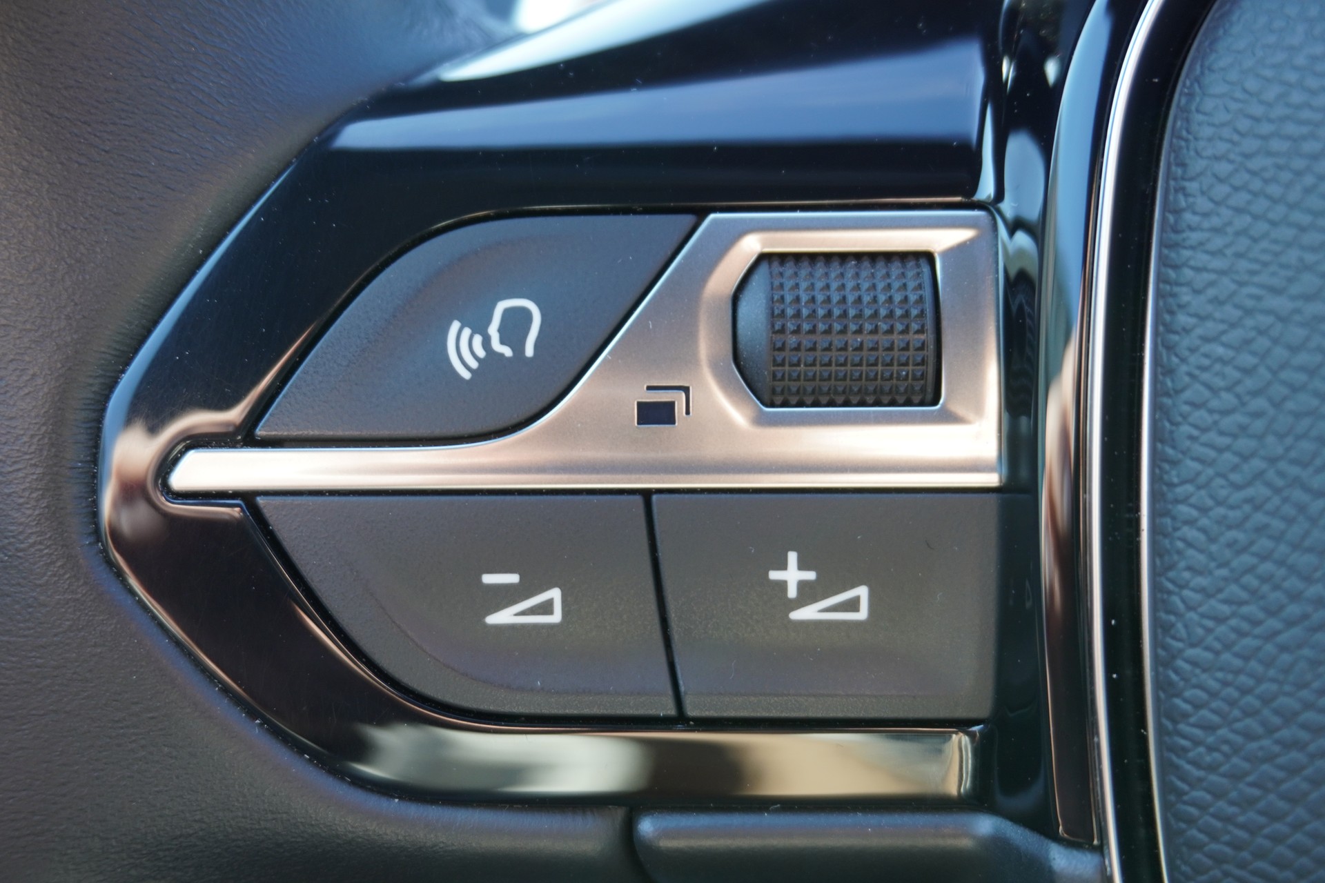 PEUGEOT 3008 1.5 BlueHDi Allure Pack EAT8-image-24