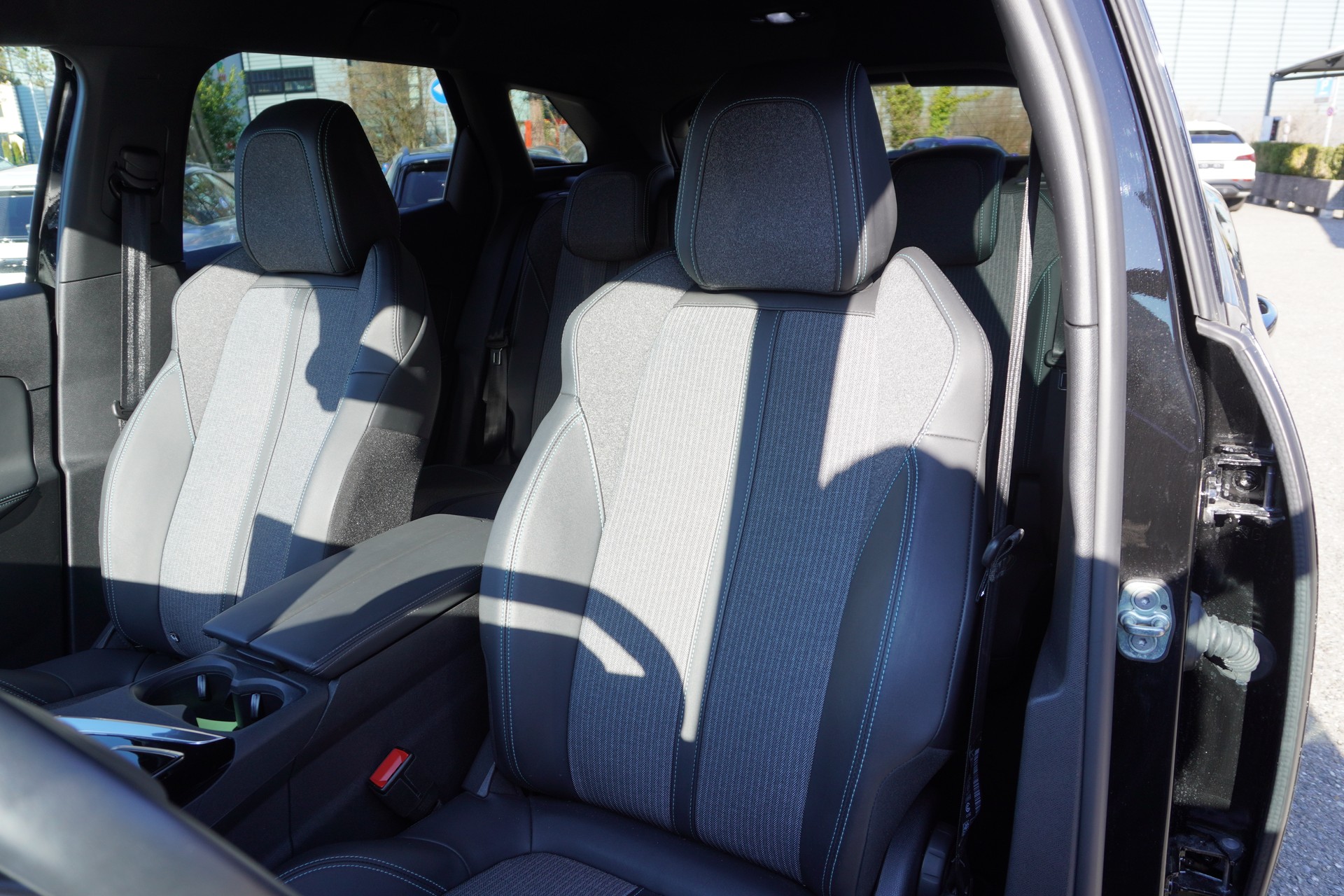 PEUGEOT 3008 1.5 BlueHDi Allure Pack EAT8-image-11